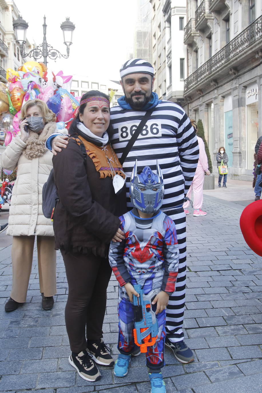 El Antroxu de Oviedo se ha vuelto a hacer de rogar pero, como todos los años, la espera ha merecido la pena. Las calles de la capital asturiana se han teñido de colores para recibir a superhéroes, villanos piratas, payasos, animales de todo tipo... un sinfín de originales disfraces que han hecho las delicias de pequeños y mayores que llevaban mucho tiempo esperando para celebrar un carnaval que la pandemia les arrebató 