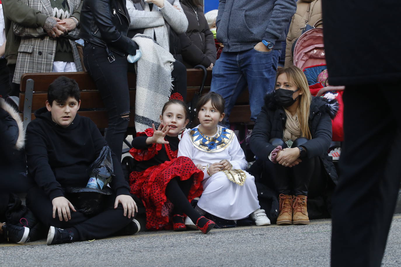 El Antroxu de Oviedo se ha vuelto a hacer de rogar pero, como todos los años, la espera ha merecido la pena. Las calles de la capital asturiana se han teñido de colores para recibir a superhéroes, villanos piratas, payasos, animales de todo tipo... un sinfín de originales disfraces que han hecho las delicias de pequeños y mayores que llevaban mucho tiempo esperando para celebrar un carnaval que la pandemia les arrebató 