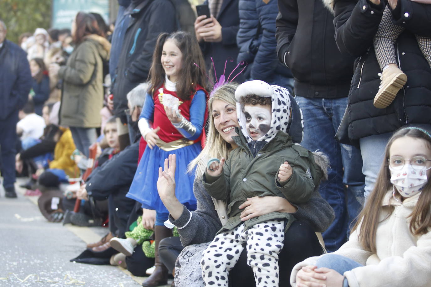 El Antroxu de Oviedo se ha vuelto a hacer de rogar pero, como todos los años, la espera ha merecido la pena. Las calles de la capital asturiana se han teñido de colores para recibir a superhéroes, villanos piratas, payasos, animales de todo tipo... un sinfín de originales disfraces que han hecho las delicias de pequeños y mayores que llevaban mucho tiempo esperando para celebrar un carnaval que la pandemia les arrebató 