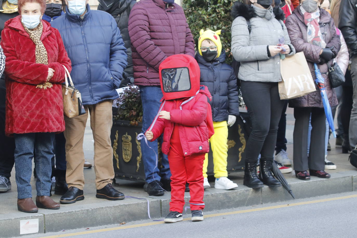 El Antroxu de Oviedo se ha vuelto a hacer de rogar pero, como todos los años, la espera ha merecido la pena. Las calles de la capital asturiana se han teñido de colores para recibir a superhéroes, villanos piratas, payasos, animales de todo tipo... un sinfín de originales disfraces que han hecho las delicias de pequeños y mayores que llevaban mucho tiempo esperando para celebrar un carnaval que la pandemia les arrebató 