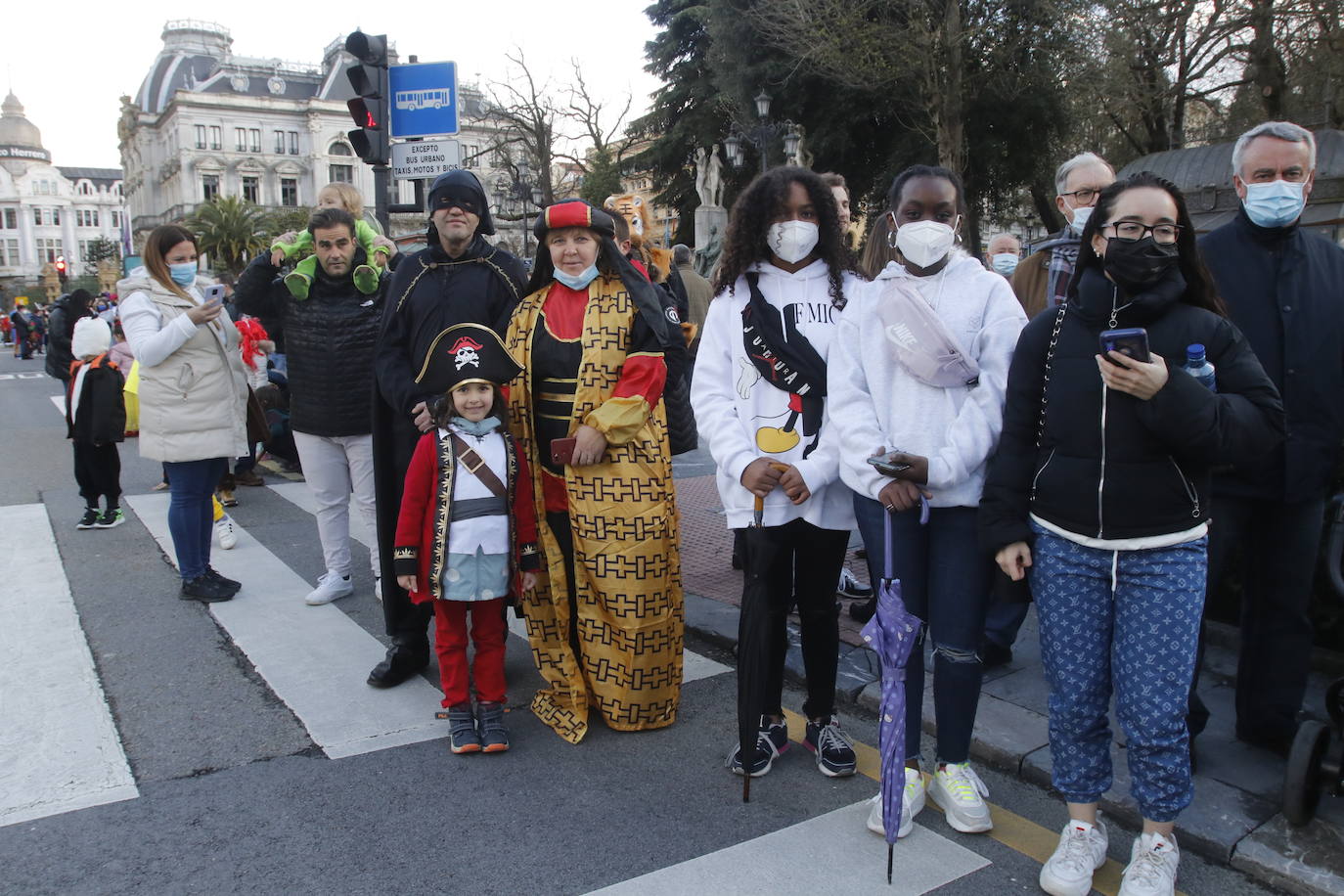 El Antroxu de Oviedo se ha vuelto a hacer de rogar pero, como todos los años, la espera ha merecido la pena. Las calles de la capital asturiana se han teñido de colores para recibir a superhéroes, villanos piratas, payasos, animales de todo tipo... un sinfín de originales disfraces que han hecho las delicias de pequeños y mayores que llevaban mucho tiempo esperando para celebrar un carnaval que la pandemia les arrebató 