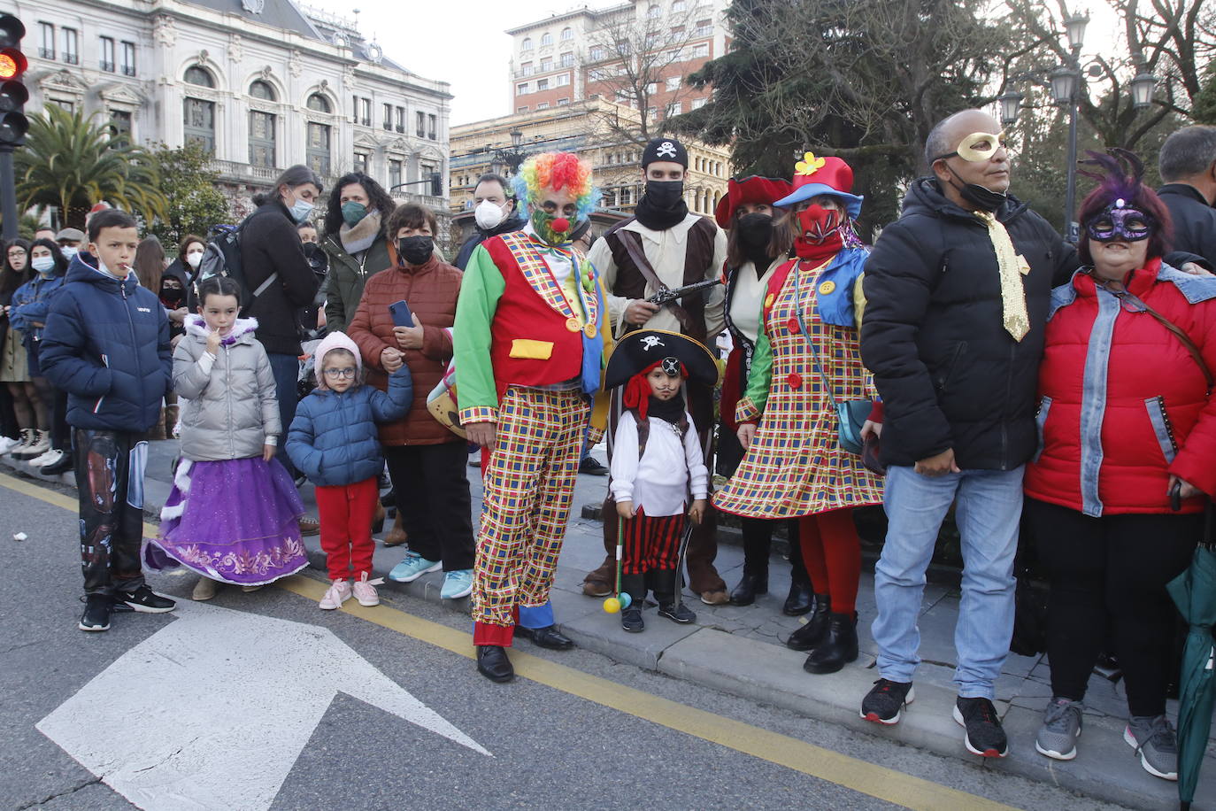 El Antroxu de Oviedo se ha vuelto a hacer de rogar pero, como todos los años, la espera ha merecido la pena. Las calles de la capital asturiana se han teñido de colores para recibir a superhéroes, villanos piratas, payasos, animales de todo tipo... un sinfín de originales disfraces que han hecho las delicias de pequeños y mayores que llevaban mucho tiempo esperando para celebrar un carnaval que la pandemia les arrebató 