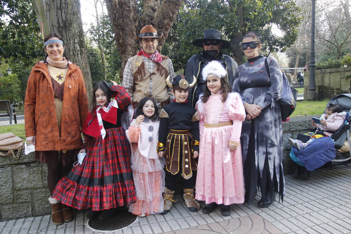 El Antroxu de Oviedo se ha vuelto a hacer de rogar pero, como todos los años, la espera ha merecido la pena. Las calles de la capital asturiana se han teñido de colores para recibir a superhéroes, villanos piratas, payasos, animales de todo tipo... un sinfín de originales disfraces que han hecho las delicias de pequeños y mayores que llevaban mucho tiempo esperando para celebrar un carnaval que la pandemia les arrebató 