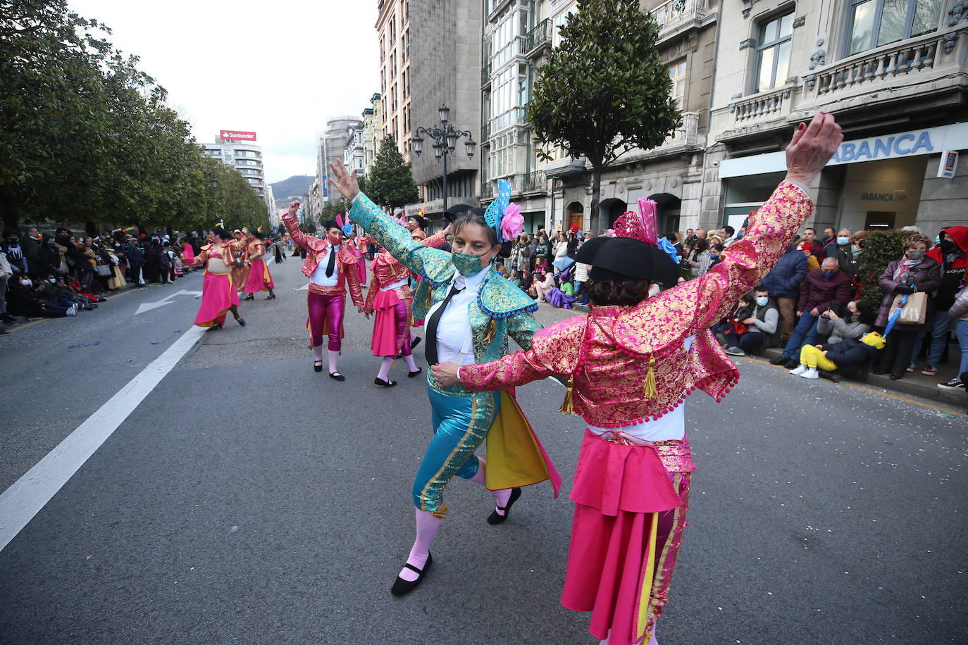 El Antroxu de Oviedo se ha vuelto a hacer de rogar pero, como todos los años, la espera ha merecido la pena. Las calles de la capital asturiana se han teñido de colores para recibir a superhéroes, villanos piratas, payasos, animales de todo tipo... un sinfín de originales disfraces que han hecho las delicias de pequeños y mayores que llevaban mucho tiempo esperando para celebrar un carnaval que la pandemia les arrebató 