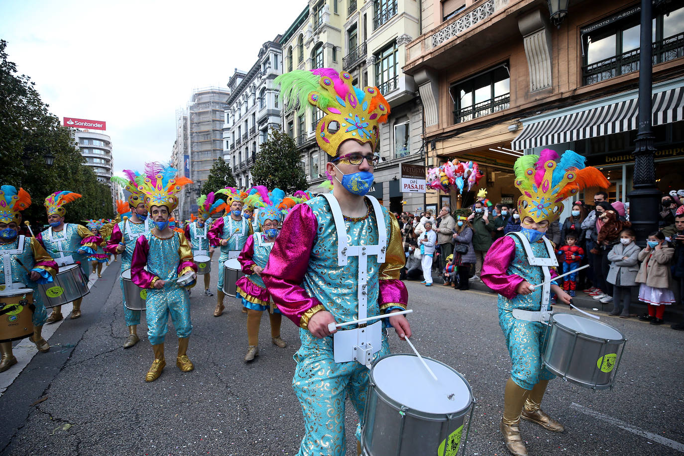 El Antroxu de Oviedo se ha vuelto a hacer de rogar pero, como todos los años, la espera ha merecido la pena. Las calles de la capital asturiana se han teñido de colores para recibir a superhéroes, villanos piratas, payasos, animales de todo tipo... un sinfín de originales disfraces que han hecho las delicias de pequeños y mayores que llevaban mucho tiempo esperando para celebrar un carnaval que la pandemia les arrebató 