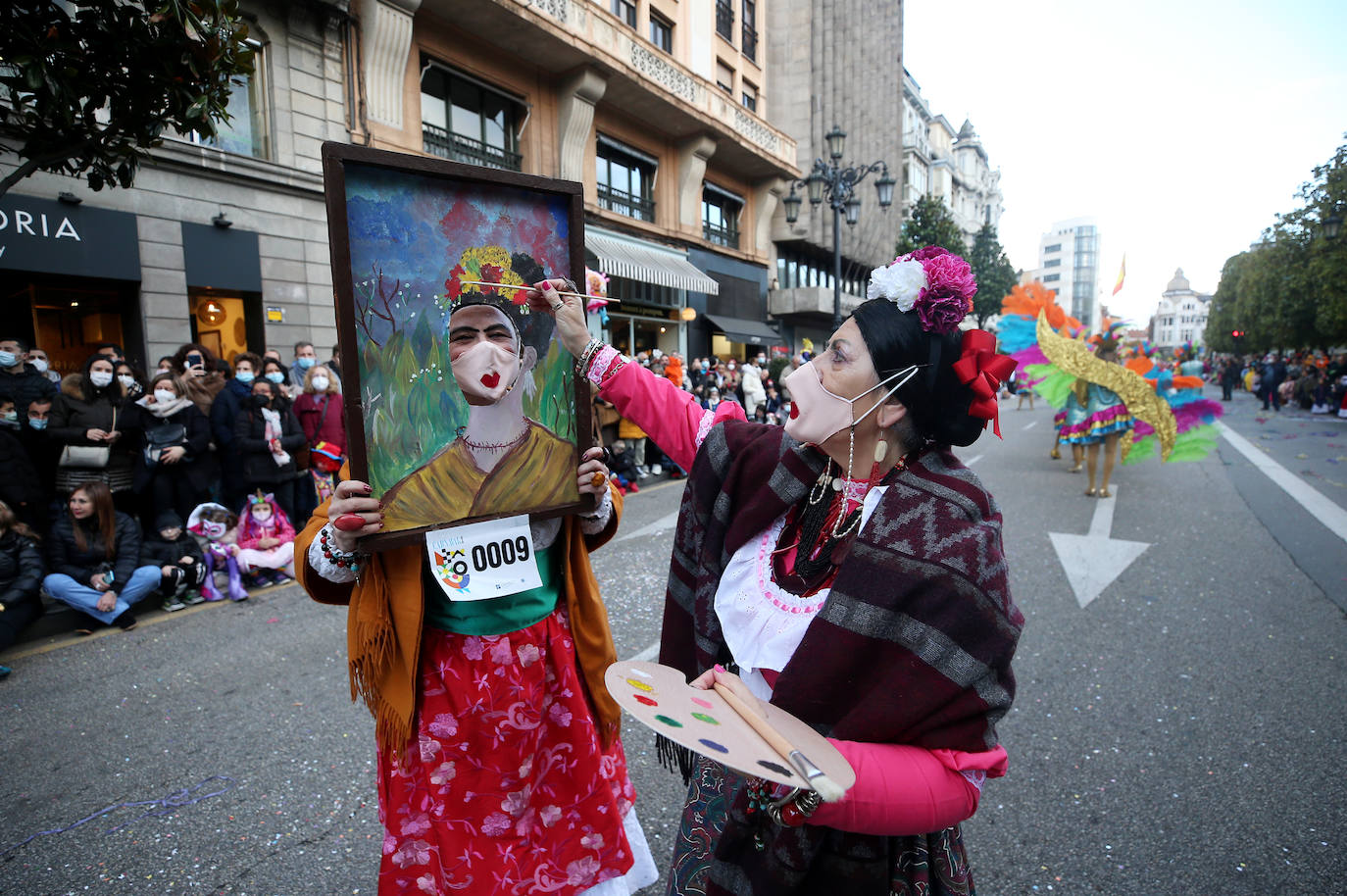 El Antroxu de Oviedo se ha vuelto a hacer de rogar pero, como todos los años, la espera ha merecido la pena. Las calles de la capital asturiana se han teñido de colores para recibir a superhéroes, villanos piratas, payasos, animales de todo tipo... un sinfín de originales disfraces que han hecho las delicias de pequeños y mayores que llevaban mucho tiempo esperando para celebrar un carnaval que la pandemia les arrebató 