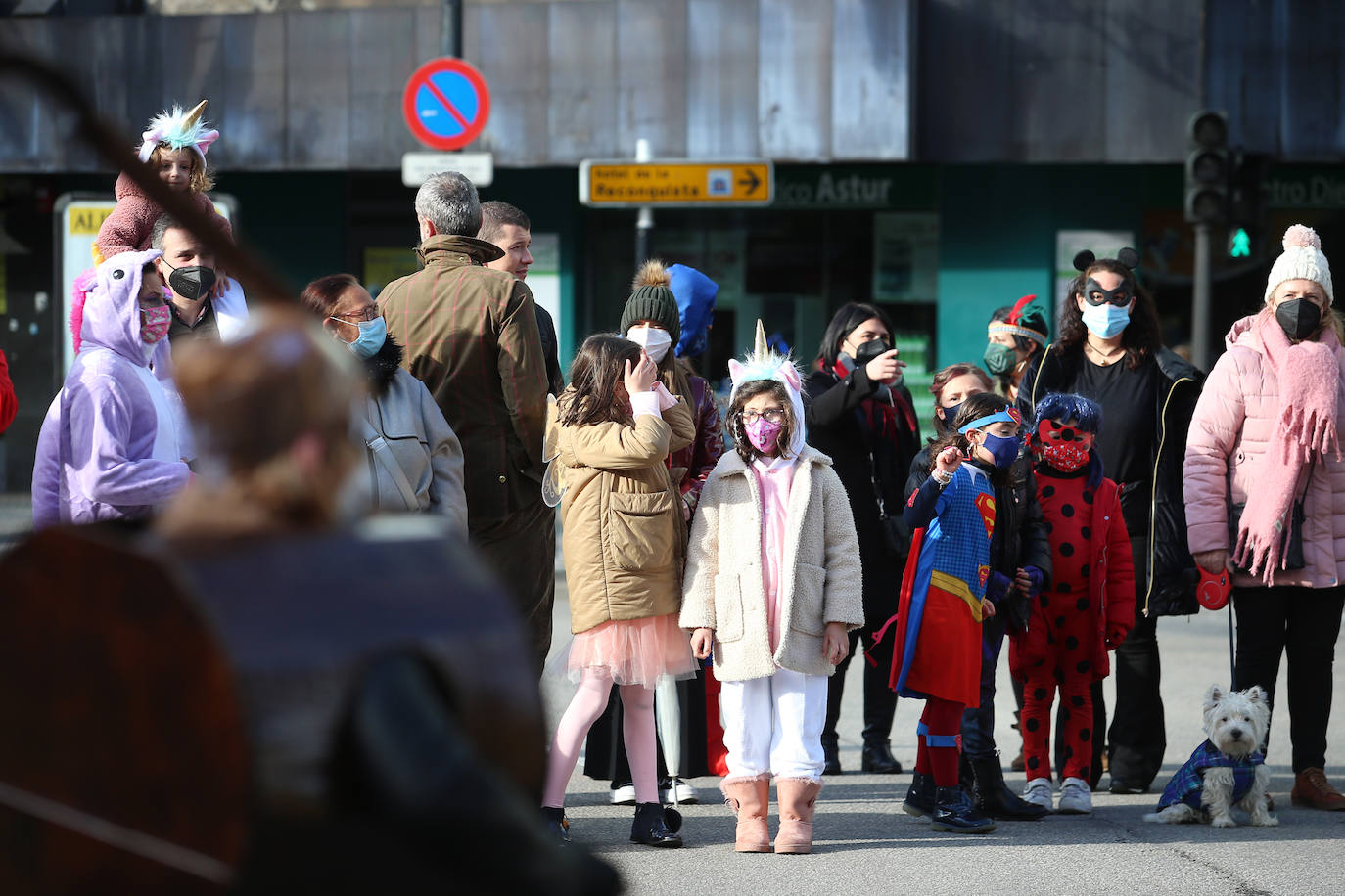 El Antroxu de Oviedo se ha vuelto a hacer de rogar pero, como todos los años, la espera ha merecido la pena. Las calles de la capital asturiana se han teñido de colores para recibir a superhéroes, villanos piratas, payasos, animales de todo tipo... un sinfín de originales disfraces que han hecho las delicias de pequeños y mayores que llevaban mucho tiempo esperando para celebrar un carnaval que la pandemia les arrebató 