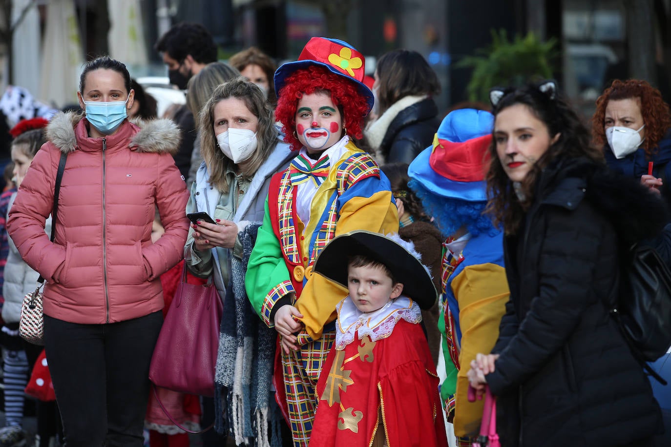 El Antroxu de Oviedo se ha vuelto a hacer de rogar pero, como todos los años, la espera ha merecido la pena. Las calles de la capital asturiana se han teñido de colores para recibir a superhéroes, villanos piratas, payasos, animales de todo tipo... un sinfín de originales disfraces que han hecho las delicias de pequeños y mayores que llevaban mucho tiempo esperando para celebrar un carnaval que la pandemia les arrebató 