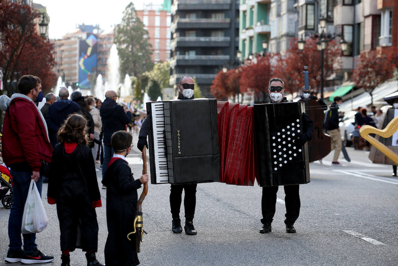 El Antroxu de Oviedo se ha vuelto a hacer de rogar pero, como todos los años, la espera ha merecido la pena. Las calles de la capital asturiana se han teñido de colores para recibir a superhéroes, villanos piratas, payasos, animales de todo tipo... un sinfín de originales disfraces que han hecho las delicias de pequeños y mayores que llevaban mucho tiempo esperando para celebrar un carnaval que la pandemia les arrebató 