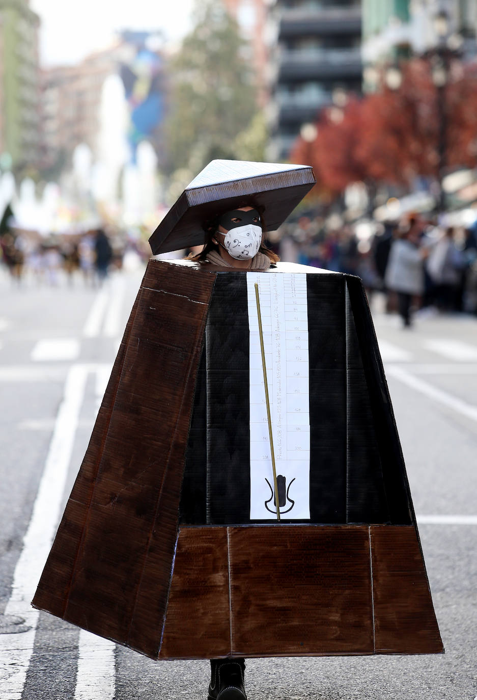 El Antroxu de Oviedo se ha vuelto a hacer de rogar pero, como todos los años, la espera ha merecido la pena. Las calles de la capital asturiana se han teñido de colores para recibir a superhéroes, villanos piratas, payasos, animales de todo tipo... un sinfín de originales disfraces que han hecho las delicias de pequeños y mayores que llevaban mucho tiempo esperando para celebrar un carnaval que la pandemia les arrebató 