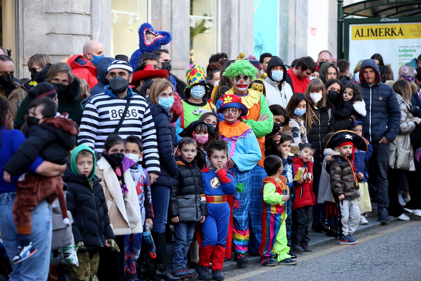 El Antroxu de Oviedo se ha vuelto a hacer de rogar pero, como todos los años, la espera ha merecido la pena. Las calles de la capital asturiana se han teñido de colores para recibir a superhéroes, villanos piratas, payasos, animales de todo tipo... un sinfín de originales disfraces que han hecho las delicias de pequeños y mayores que llevaban mucho tiempo esperando para celebrar un carnaval que la pandemia les arrebató 