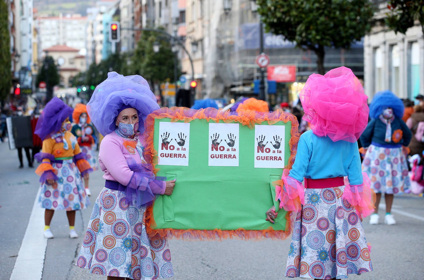 El Antroxu de Oviedo se ha vuelto a hacer de rogar pero, como todos los años, la espera ha merecido la pena. Las calles de la capital asturiana se han teñido de colores para recibir a superhéroes, villanos piratas, payasos, animales de todo tipo... un sinfín de originales disfraces que han hecho las delicias de pequeños y mayores que llevaban mucho tiempo esperando para celebrar un carnaval que la pandemia les arrebató 