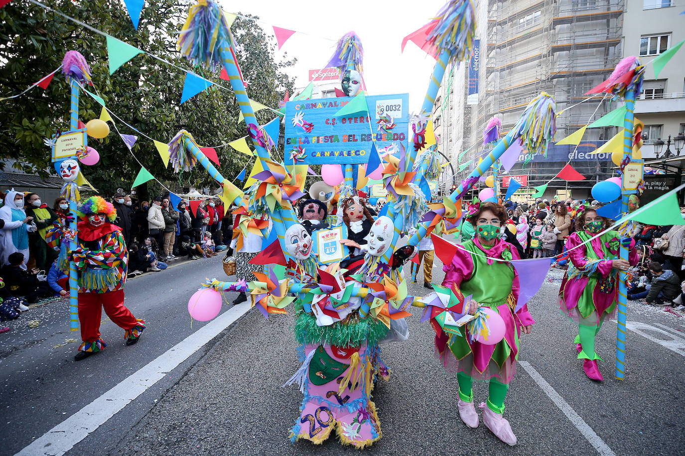 El Antroxu de Oviedo se ha vuelto a hacer de rogar pero, como todos los años, la espera ha merecido la pena. Las calles de la capital asturiana se han teñido de colores para recibir a superhéroes, villanos piratas, payasos, animales de todo tipo... un sinfín de originales disfraces que han hecho las delicias de pequeños y mayores que llevaban mucho tiempo esperando para celebrar un carnaval que la pandemia les arrebató 