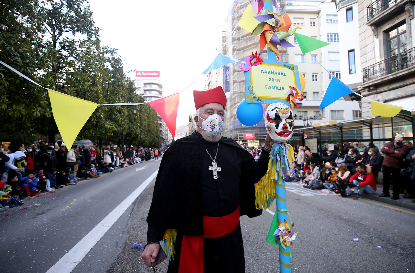 El Antroxu de Oviedo se ha vuelto a hacer de rogar pero, como todos los años, la espera ha merecido la pena. Las calles de la capital asturiana se han teñido de colores para recibir a superhéroes, villanos piratas, payasos, animales de todo tipo... un sinfín de originales disfraces que han hecho las delicias de pequeños y mayores que llevaban mucho tiempo esperando para celebrar un carnaval que la pandemia les arrebató 