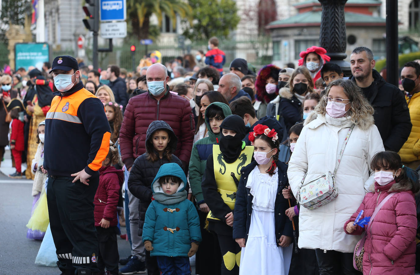 El Antroxu de Oviedo se ha vuelto a hacer de rogar pero, como todos los años, la espera ha merecido la pena. Las calles de la capital asturiana se han teñido de colores para recibir a superhéroes, villanos piratas, payasos, animales de todo tipo... un sinfín de originales disfraces que han hecho las delicias de pequeños y mayores que llevaban mucho tiempo esperando para celebrar un carnaval que la pandemia les arrebató 