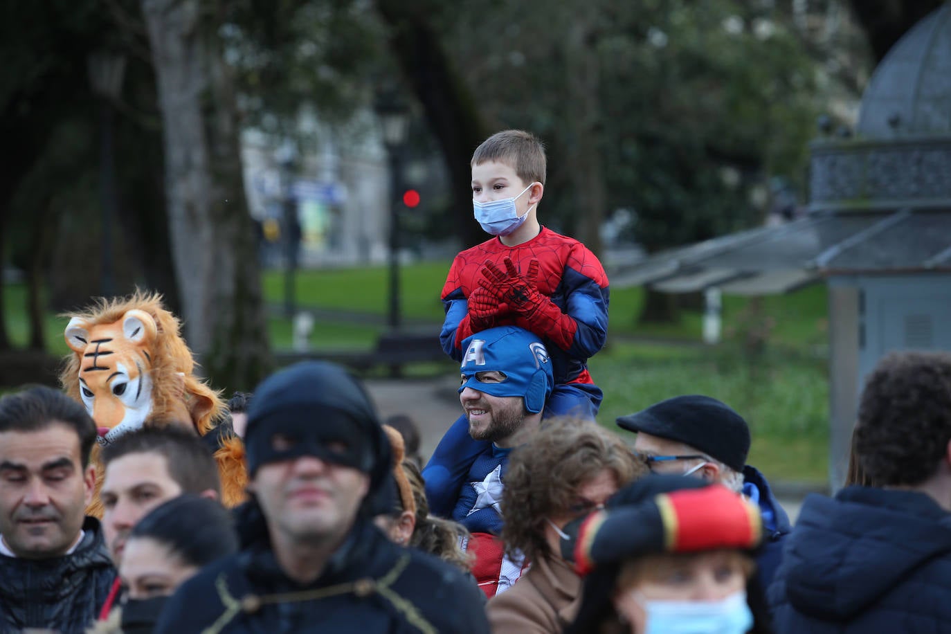 El Antroxu de Oviedo se ha vuelto a hacer de rogar pero, como todos los años, la espera ha merecido la pena. Las calles de la capital asturiana se han teñido de colores para recibir a superhéroes, villanos piratas, payasos, animales de todo tipo... un sinfín de originales disfraces que han hecho las delicias de pequeños y mayores que llevaban mucho tiempo esperando para celebrar un carnaval que la pandemia les arrebató 