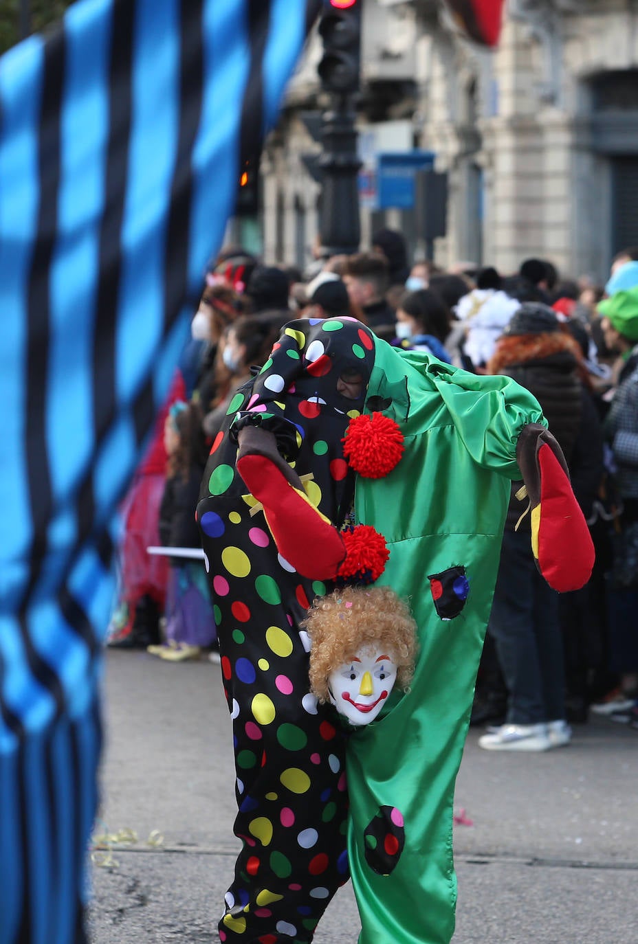 El Antroxu de Oviedo se ha vuelto a hacer de rogar pero, como todos los años, la espera ha merecido la pena. Las calles de la capital asturiana se han teñido de colores para recibir a superhéroes, villanos piratas, payasos, animales de todo tipo... un sinfín de originales disfraces que han hecho las delicias de pequeños y mayores que llevaban mucho tiempo esperando para celebrar un carnaval que la pandemia les arrebató 