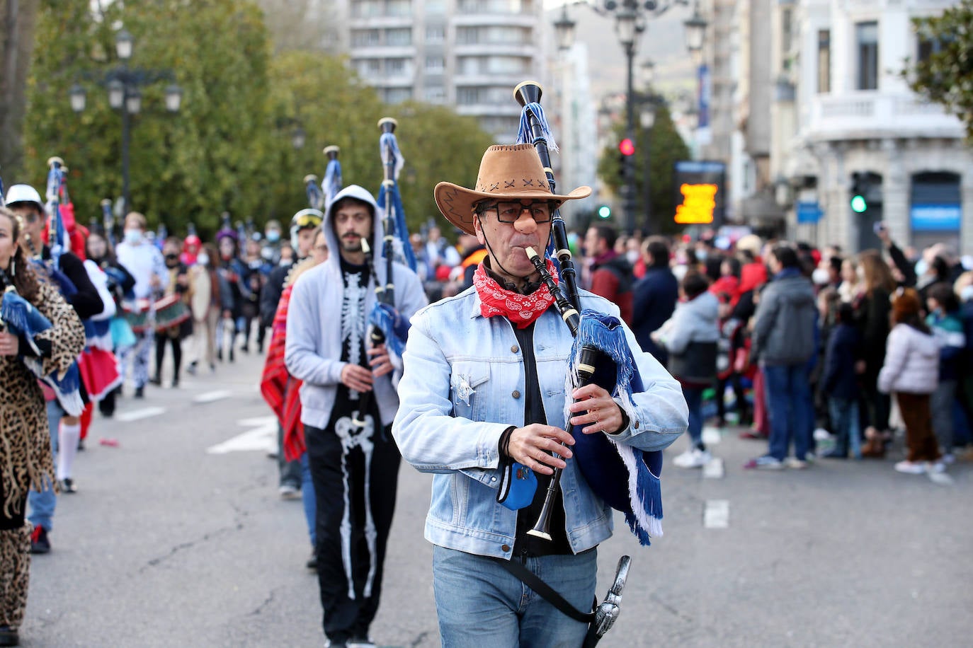 El Antroxu de Oviedo se ha vuelto a hacer de rogar pero, como todos los años, la espera ha merecido la pena. Las calles de la capital asturiana se han teñido de colores para recibir a superhéroes, villanos piratas, payasos, animales de todo tipo... un sinfín de originales disfraces que han hecho las delicias de pequeños y mayores que llevaban mucho tiempo esperando para celebrar un carnaval que la pandemia les arrebató 