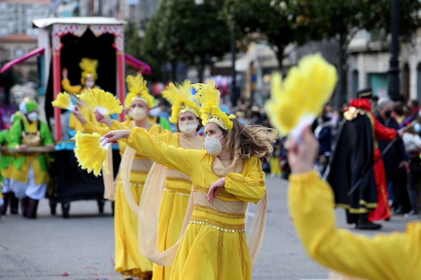 El Antroxu de Oviedo se ha vuelto a hacer de rogar pero, como todos los años, la espera ha merecido la pena. Las calles de la capital asturiana se han teñido de colores para recibir a superhéroes, villanos piratas, payasos, animales de todo tipo... un sinfín de originales disfraces que han hecho las delicias de pequeños y mayores que llevaban mucho tiempo esperando para celebrar un carnaval que la pandemia les arrebató 