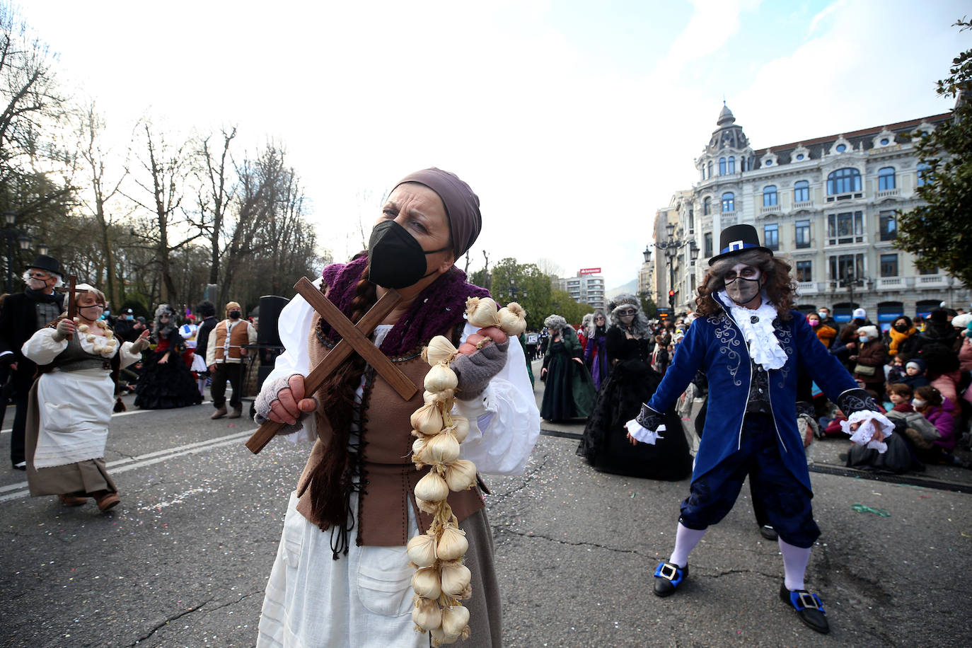 El Antroxu de Oviedo se ha vuelto a hacer de rogar pero, como todos los años, la espera ha merecido la pena. Las calles de la capital asturiana se han teñido de colores para recibir a superhéroes, villanos piratas, payasos, animales de todo tipo... un sinfín de originales disfraces que han hecho las delicias de pequeños y mayores que llevaban mucho tiempo esperando para celebrar un carnaval que la pandemia les arrebató 