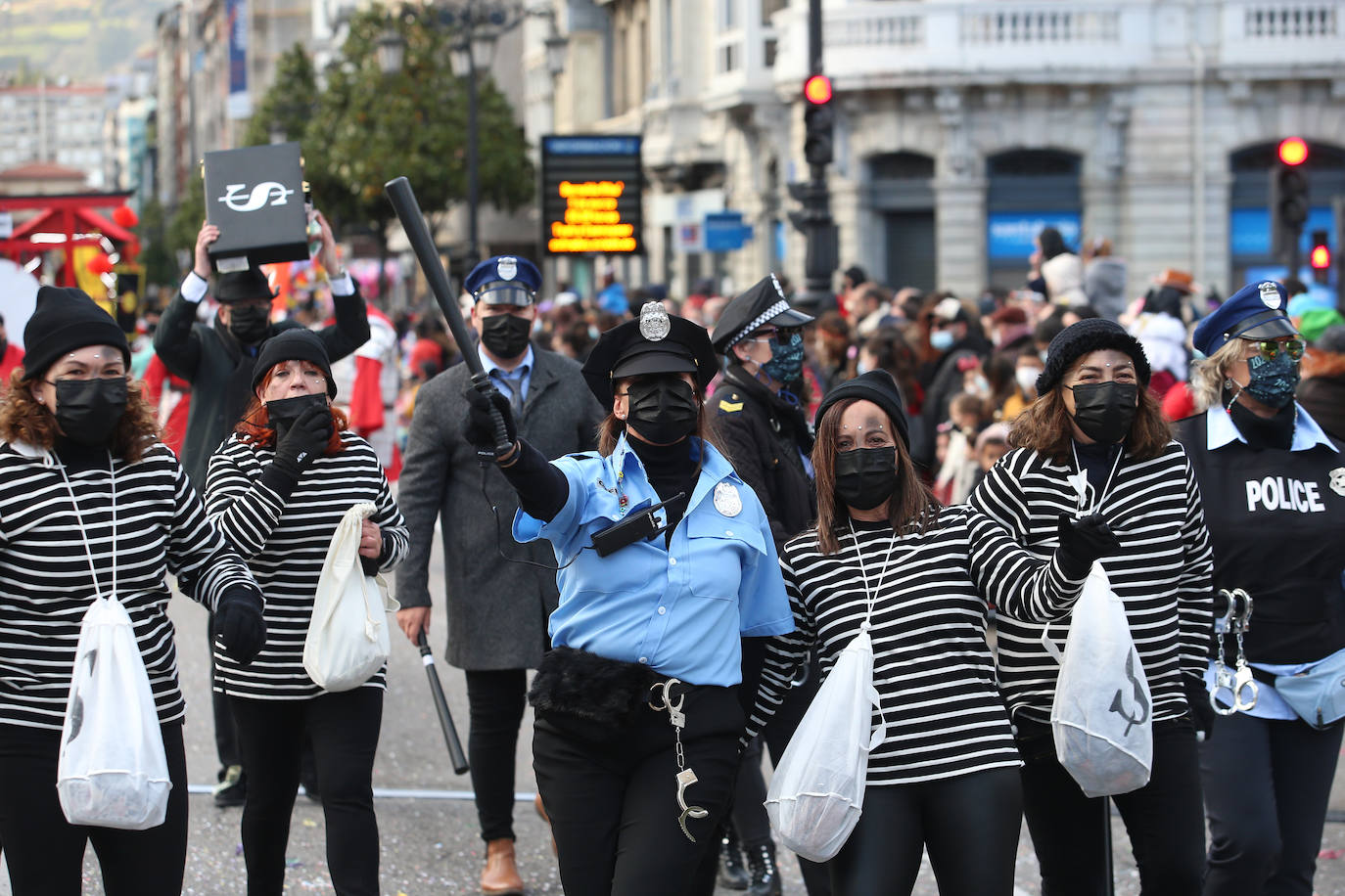 El Antroxu de Oviedo se ha vuelto a hacer de rogar pero, como todos los años, la espera ha merecido la pena. Las calles de la capital asturiana se han teñido de colores para recibir a superhéroes, villanos piratas, payasos, animales de todo tipo... un sinfín de originales disfraces que han hecho las delicias de pequeños y mayores que llevaban mucho tiempo esperando para celebrar un carnaval que la pandemia les arrebató 