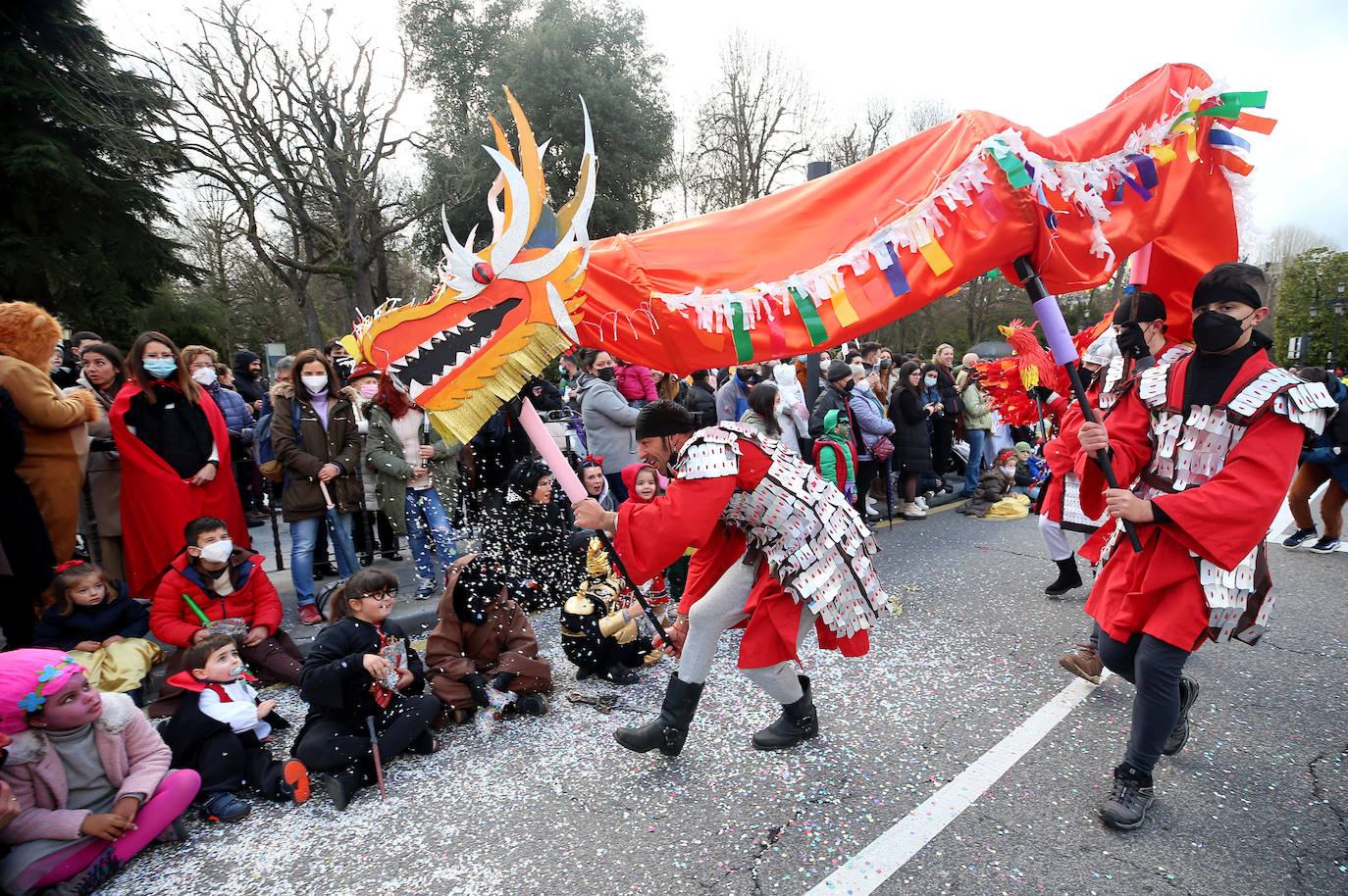 El Antroxu de Oviedo se ha vuelto a hacer de rogar pero, como todos los años, la espera ha merecido la pena. Las calles de la capital asturiana se han teñido de colores para recibir a superhéroes, villanos piratas, payasos, animales de todo tipo... un sinfín de originales disfraces que han hecho las delicias de pequeños y mayores que llevaban mucho tiempo esperando para celebrar un carnaval que la pandemia les arrebató 