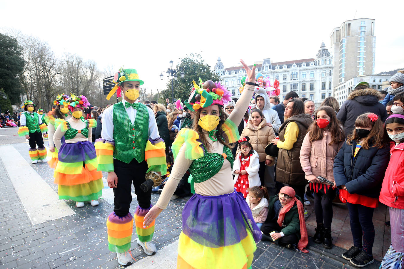 El Antroxu de Oviedo se ha vuelto a hacer de rogar pero, como todos los años, la espera ha merecido la pena. Las calles de la capital asturiana se han teñido de colores para recibir a superhéroes, villanos piratas, payasos, animales de todo tipo... un sinfín de originales disfraces que han hecho las delicias de pequeños y mayores que llevaban mucho tiempo esperando para celebrar un carnaval que la pandemia les arrebató 