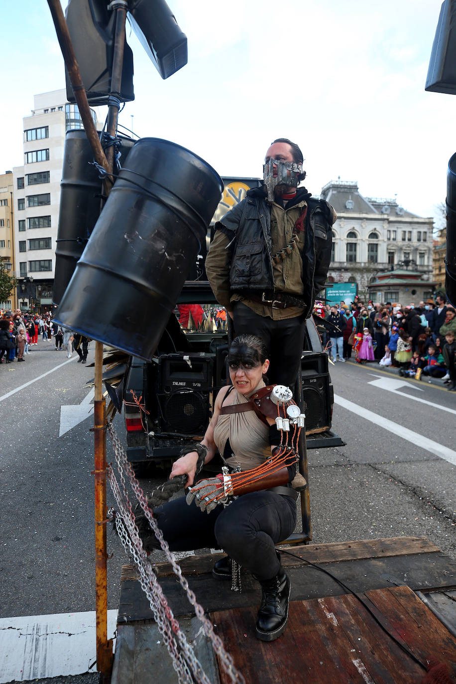 El Antroxu de Oviedo se ha vuelto a hacer de rogar pero, como todos los años, la espera ha merecido la pena. Las calles de la capital asturiana se han teñido de colores para recibir a superhéroes, villanos piratas, payasos, animales de todo tipo... un sinfín de originales disfraces que han hecho las delicias de pequeños y mayores que llevaban mucho tiempo esperando para celebrar un carnaval que la pandemia les arrebató 