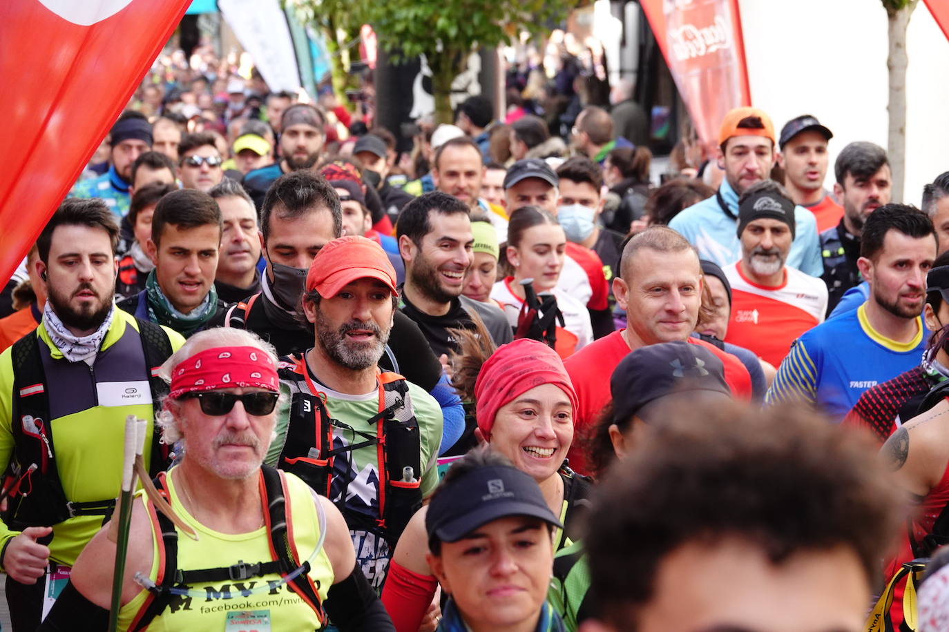 La octava edición del trail Kangas Mountain se ha celebrado este sábado con unas cifras de récord. La primera, la de los participantes. La competición ha contado por primera vez con 1.500 corredores. Pero no es el único hito que se ha superado. Juan José Somohano, ganador de la distancia Original (33 kilómetros), ha parado el crono en 2h46'15''. Somohano repite así en el cajón más alto del podio -ya ganó en la edición de 2020-, acompañado por Wather Becerra (2h45'35'') y Borja Fernández (2h56'09''). El podio femenino de la distancia original lo lideró Belén Pérez Riveiro, con un tiempo de 3h48'46'', seguida de Gabriela Sánchez Cabezas (4h03'2'') y Ana Belén Nogueiro, (4h08'27'')