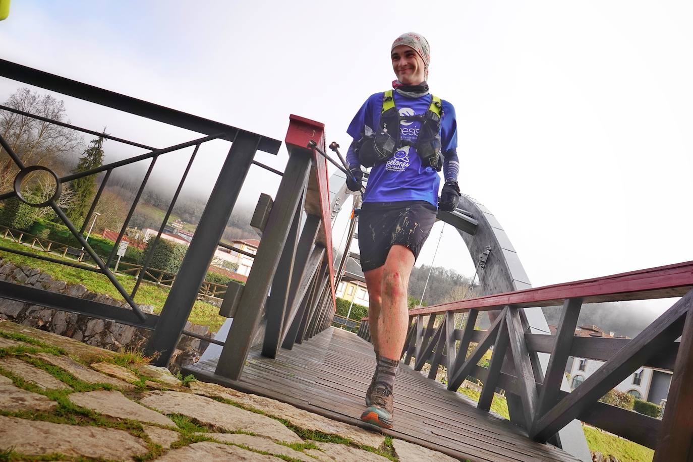 La octava edición del trail Kangas Mountain se ha celebrado este sábado con unas cifras de récord. La primera, la de los participantes. La competición ha contado por primera vez con 1.500 corredores. Pero no es el único hito que se ha superado. Juan José Somohano, ganador de la distancia Original (33 kilómetros), ha parado el crono en 2h46'15''. Somohano repite así en el cajón más alto del podio -ya ganó en la edición de 2020-, acompañado por Wather Becerra (2h45'35'') y Borja Fernández (2h56'09''). El podio femenino de la distancia original lo lideró Belén Pérez Riveiro, con un tiempo de 3h48'46'', seguida de Gabriela Sánchez Cabezas (4h03'2'') y Ana Belén Nogueiro, (4h08'27'')