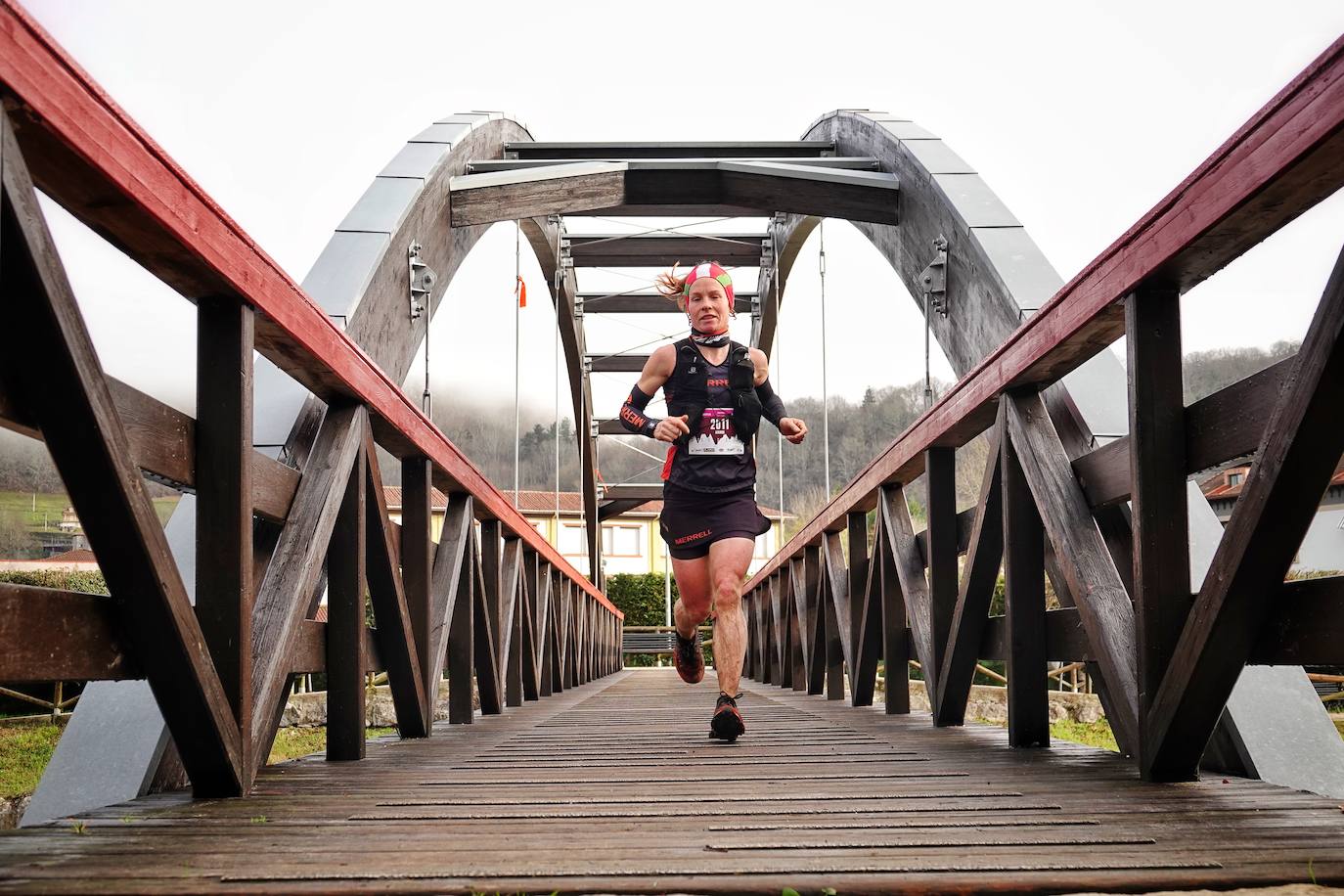 La octava edición del trail Kangas Mountain se ha celebrado este sábado con unas cifras de récord. La primera, la de los participantes. La competición ha contado por primera vez con 1.500 corredores. Pero no es el único hito que se ha superado. Juan José Somohano, ganador de la distancia Original (33 kilómetros), ha parado el crono en 2h46'15''. Somohano repite así en el cajón más alto del podio -ya ganó en la edición de 2020-, acompañado por Wather Becerra (2h45'35'') y Borja Fernández (2h56'09''). El podio femenino de la distancia original lo lideró Belén Pérez Riveiro, con un tiempo de 3h48'46'', seguida de Gabriela Sánchez Cabezas (4h03'2'') y Ana Belén Nogueiro, (4h08'27'')