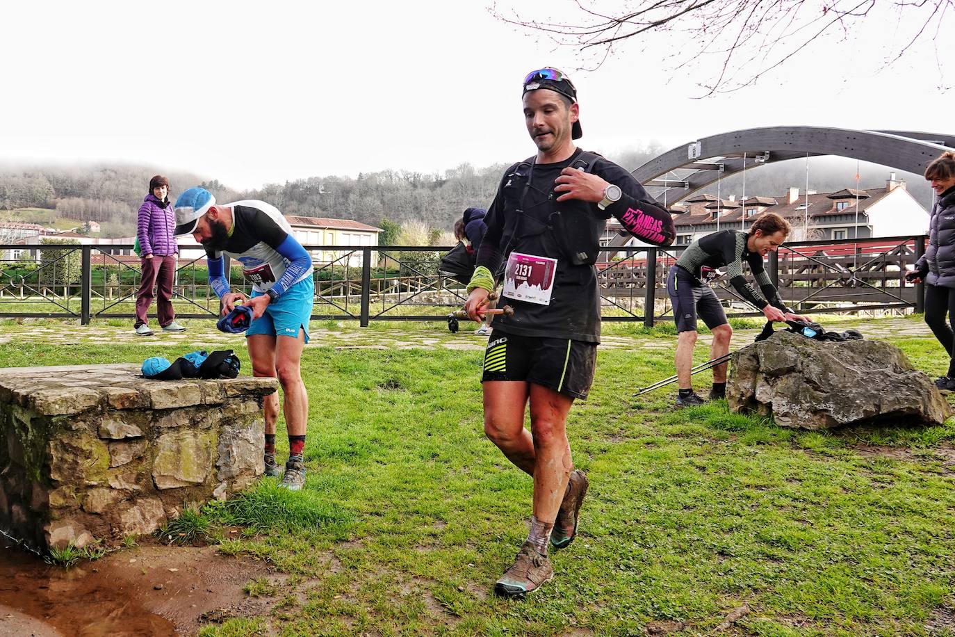 La octava edición del trail Kangas Mountain se ha celebrado este sábado con unas cifras de récord. La primera, la de los participantes. La competición ha contado por primera vez con 1.500 corredores. Pero no es el único hito que se ha superado. Juan José Somohano, ganador de la distancia Original (33 kilómetros), ha parado el crono en 2h46'15''. Somohano repite así en el cajón más alto del podio -ya ganó en la edición de 2020-, acompañado por Wather Becerra (2h45'35'') y Borja Fernández (2h56'09''). El podio femenino de la distancia original lo lideró Belén Pérez Riveiro, con un tiempo de 3h48'46'', seguida de Gabriela Sánchez Cabezas (4h03'2'') y Ana Belén Nogueiro, (4h08'27'')