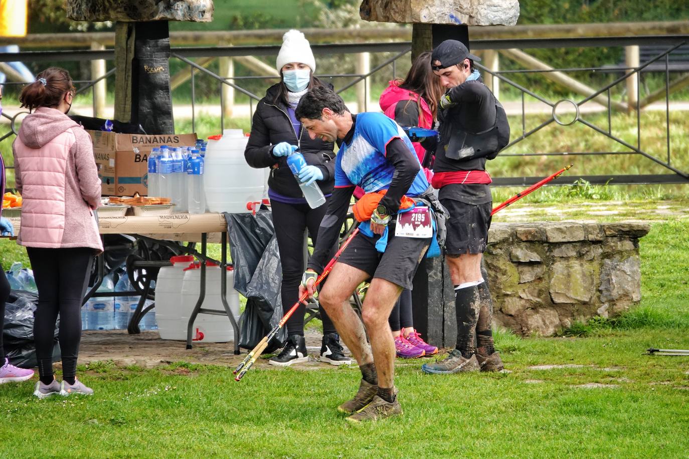 La octava edición del trail Kangas Mountain se ha celebrado este sábado con unas cifras de récord. La primera, la de los participantes. La competición ha contado por primera vez con 1.500 corredores. Pero no es el único hito que se ha superado. Juan José Somohano, ganador de la distancia Original (33 kilómetros), ha parado el crono en 2h46'15''. Somohano repite así en el cajón más alto del podio -ya ganó en la edición de 2020-, acompañado por Wather Becerra (2h45'35'') y Borja Fernández (2h56'09''). El podio femenino de la distancia original lo lideró Belén Pérez Riveiro, con un tiempo de 3h48'46'', seguida de Gabriela Sánchez Cabezas (4h03'2'') y Ana Belén Nogueiro, (4h08'27'')