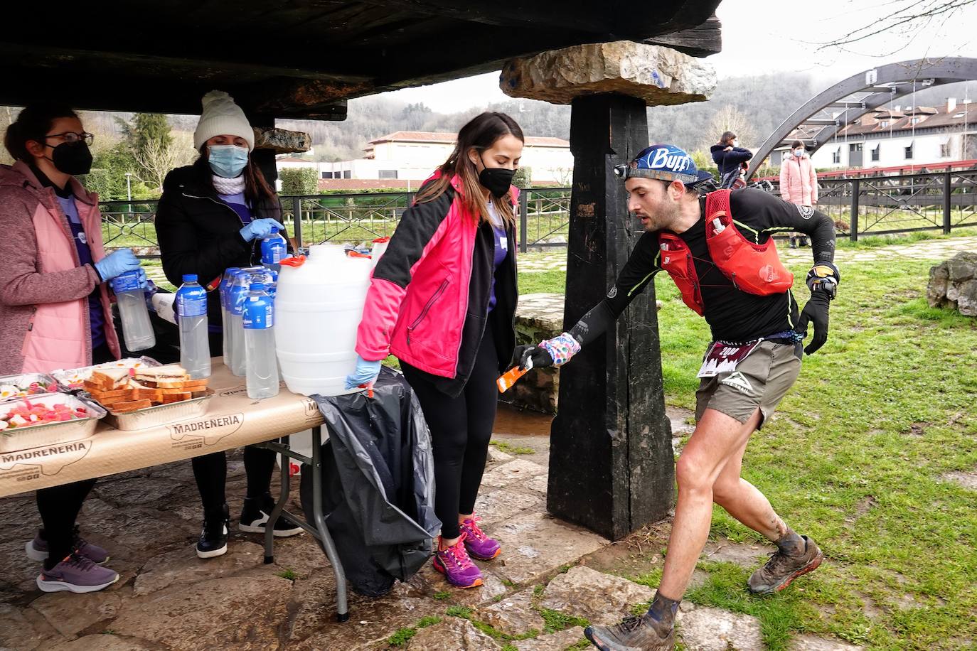 La octava edición del trail Kangas Mountain se ha celebrado este sábado con unas cifras de récord. La primera, la de los participantes. La competición ha contado por primera vez con 1.500 corredores. Pero no es el único hito que se ha superado. Juan José Somohano, ganador de la distancia Original (33 kilómetros), ha parado el crono en 2h46'15''. Somohano repite así en el cajón más alto del podio -ya ganó en la edición de 2020-, acompañado por Wather Becerra (2h45'35'') y Borja Fernández (2h56'09''). El podio femenino de la distancia original lo lideró Belén Pérez Riveiro, con un tiempo de 3h48'46'', seguida de Gabriela Sánchez Cabezas (4h03'2'') y Ana Belén Nogueiro, (4h08'27'')