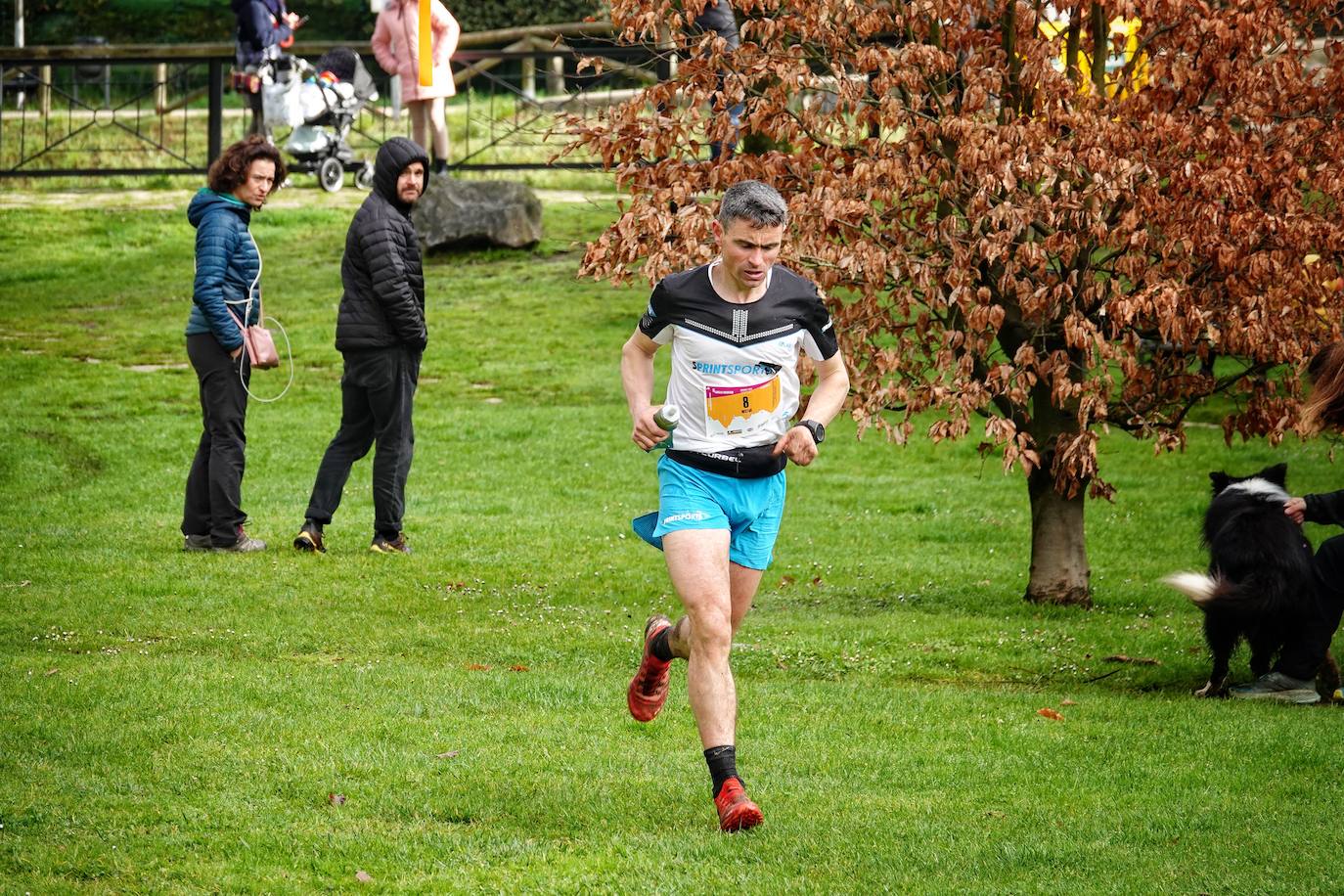 La octava edición del trail Kangas Mountain se ha celebrado este sábado con unas cifras de récord. La primera, la de los participantes. La competición ha contado por primera vez con 1.500 corredores. Pero no es el único hito que se ha superado. Juan José Somohano, ganador de la distancia Original (33 kilómetros), ha parado el crono en 2h46'15''. Somohano repite así en el cajón más alto del podio -ya ganó en la edición de 2020-, acompañado por Wather Becerra (2h45'35'') y Borja Fernández (2h56'09''). El podio femenino de la distancia original lo lideró Belén Pérez Riveiro, con un tiempo de 3h48'46'', seguida de Gabriela Sánchez Cabezas (4h03'2'') y Ana Belén Nogueiro, (4h08'27'')