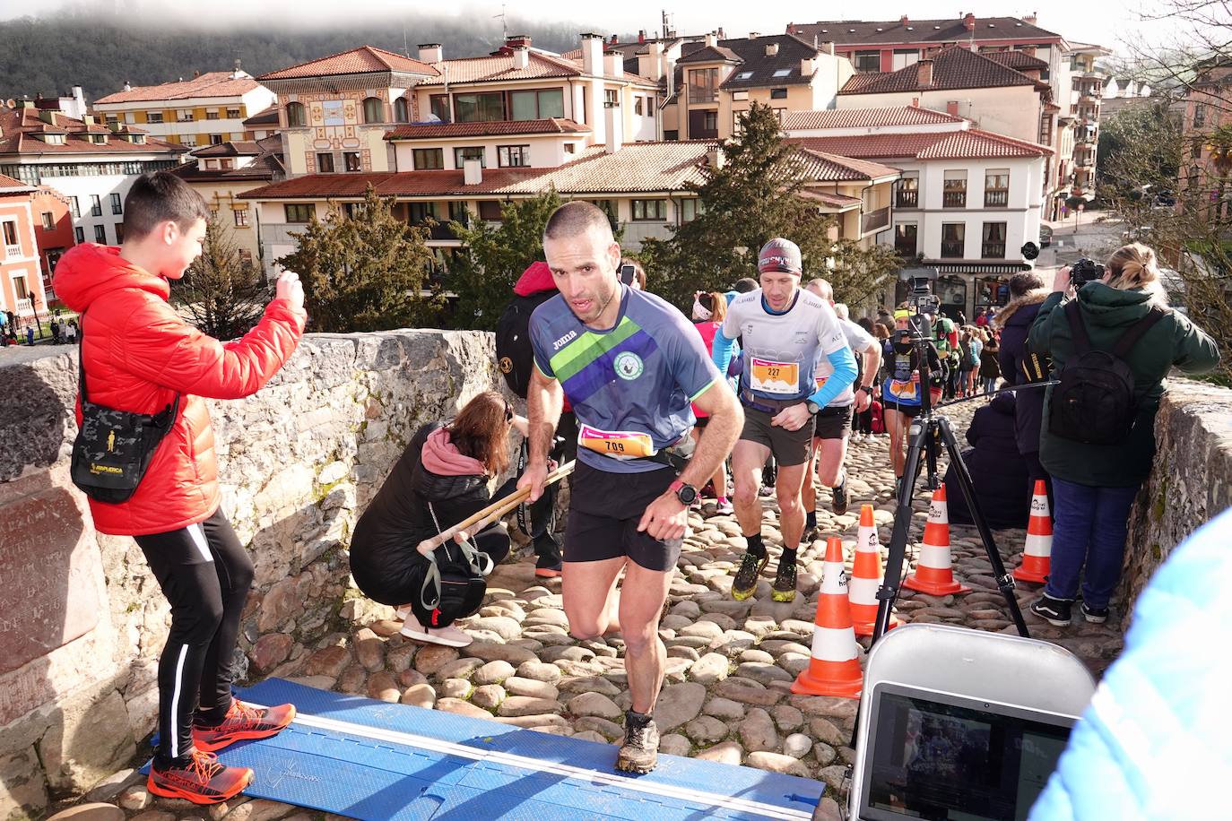 La octava edición del trail Kangas Mountain se ha celebrado este sábado con unas cifras de récord. La primera, la de los participantes. La competición ha contado por primera vez con 1.500 corredores. Pero no es el único hito que se ha superado. Juan José Somohano, ganador de la distancia Original (33 kilómetros), ha parado el crono en 2h46'15''. Somohano repite así en el cajón más alto del podio -ya ganó en la edición de 2020-, acompañado por Wather Becerra (2h45'35'') y Borja Fernández (2h56'09''). El podio femenino de la distancia original lo lideró Belén Pérez Riveiro, con un tiempo de 3h48'46'', seguida de Gabriela Sánchez Cabezas (4h03'2'') y Ana Belén Nogueiro, (4h08'27'')