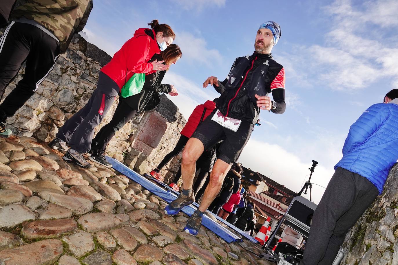La octava edición del trail Kangas Mountain se ha celebrado este sábado con unas cifras de récord. La primera, la de los participantes. La competición ha contado por primera vez con 1.500 corredores. Pero no es el único hito que se ha superado. Juan José Somohano, ganador de la distancia Original (33 kilómetros), ha parado el crono en 2h46'15''. Somohano repite así en el cajón más alto del podio -ya ganó en la edición de 2020-, acompañado por Wather Becerra (2h45'35'') y Borja Fernández (2h56'09''). El podio femenino de la distancia original lo lideró Belén Pérez Riveiro, con un tiempo de 3h48'46'', seguida de Gabriela Sánchez Cabezas (4h03'2'') y Ana Belén Nogueiro, (4h08'27'')
