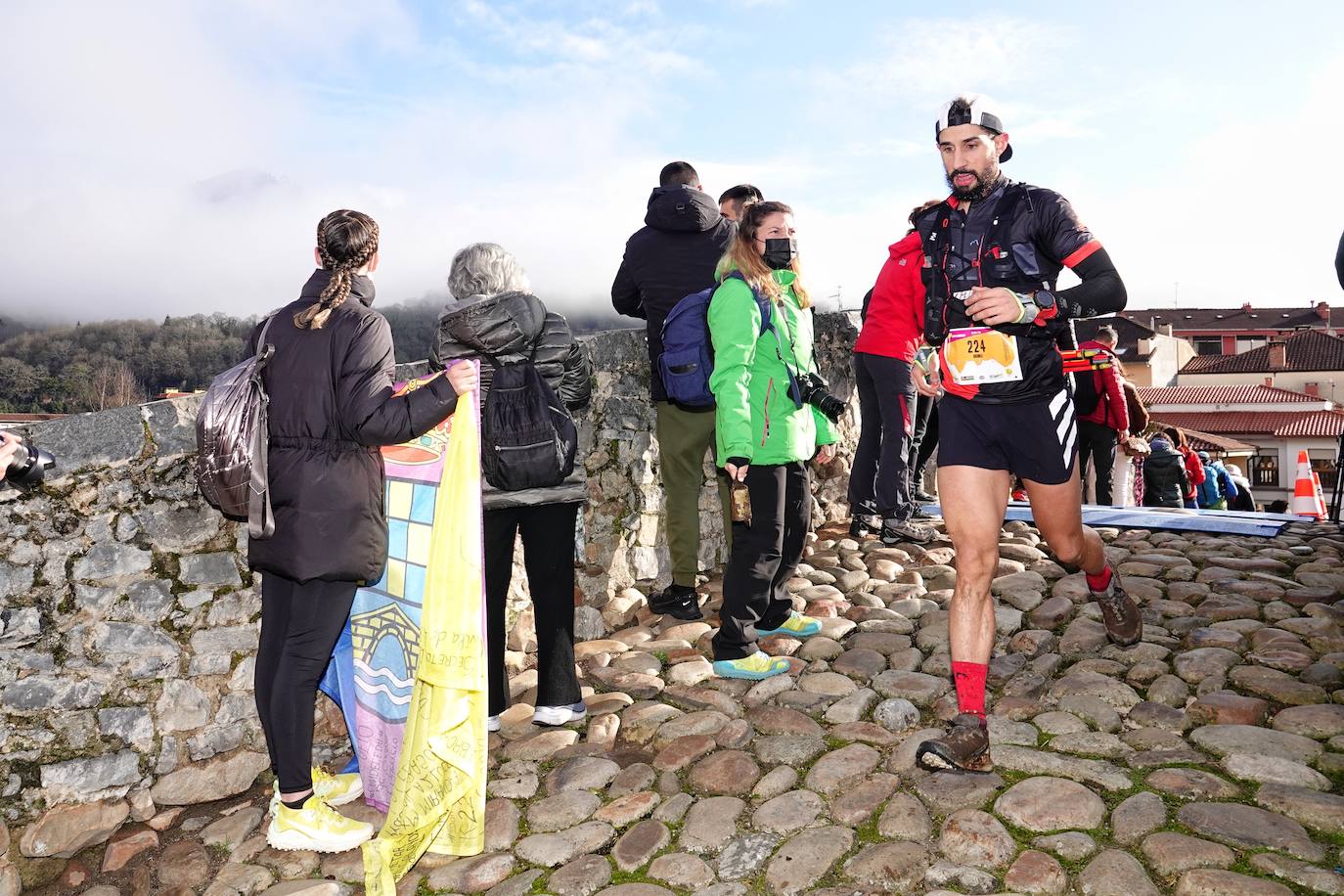 La octava edición del trail Kangas Mountain se ha celebrado este sábado con unas cifras de récord. La primera, la de los participantes. La competición ha contado por primera vez con 1.500 corredores. Pero no es el único hito que se ha superado. Juan José Somohano, ganador de la distancia Original (33 kilómetros), ha parado el crono en 2h46'15''. Somohano repite así en el cajón más alto del podio -ya ganó en la edición de 2020-, acompañado por Wather Becerra (2h45'35'') y Borja Fernández (2h56'09''). El podio femenino de la distancia original lo lideró Belén Pérez Riveiro, con un tiempo de 3h48'46'', seguida de Gabriela Sánchez Cabezas (4h03'2'') y Ana Belén Nogueiro, (4h08'27'')