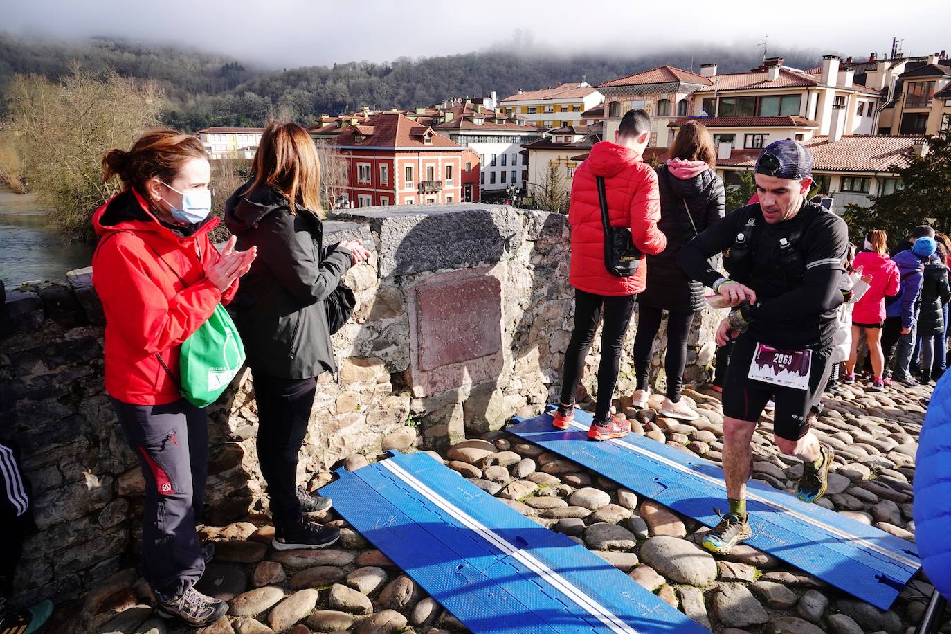 La octava edición del trail Kangas Mountain se ha celebrado este sábado con unas cifras de récord. La primera, la de los participantes. La competición ha contado por primera vez con 1.500 corredores. Pero no es el único hito que se ha superado. Juan José Somohano, ganador de la distancia Original (33 kilómetros), ha parado el crono en 2h46'15''. Somohano repite así en el cajón más alto del podio -ya ganó en la edición de 2020-, acompañado por Wather Becerra (2h45'35'') y Borja Fernández (2h56'09''). El podio femenino de la distancia original lo lideró Belén Pérez Riveiro, con un tiempo de 3h48'46'', seguida de Gabriela Sánchez Cabezas (4h03'2'') y Ana Belén Nogueiro, (4h08'27'')