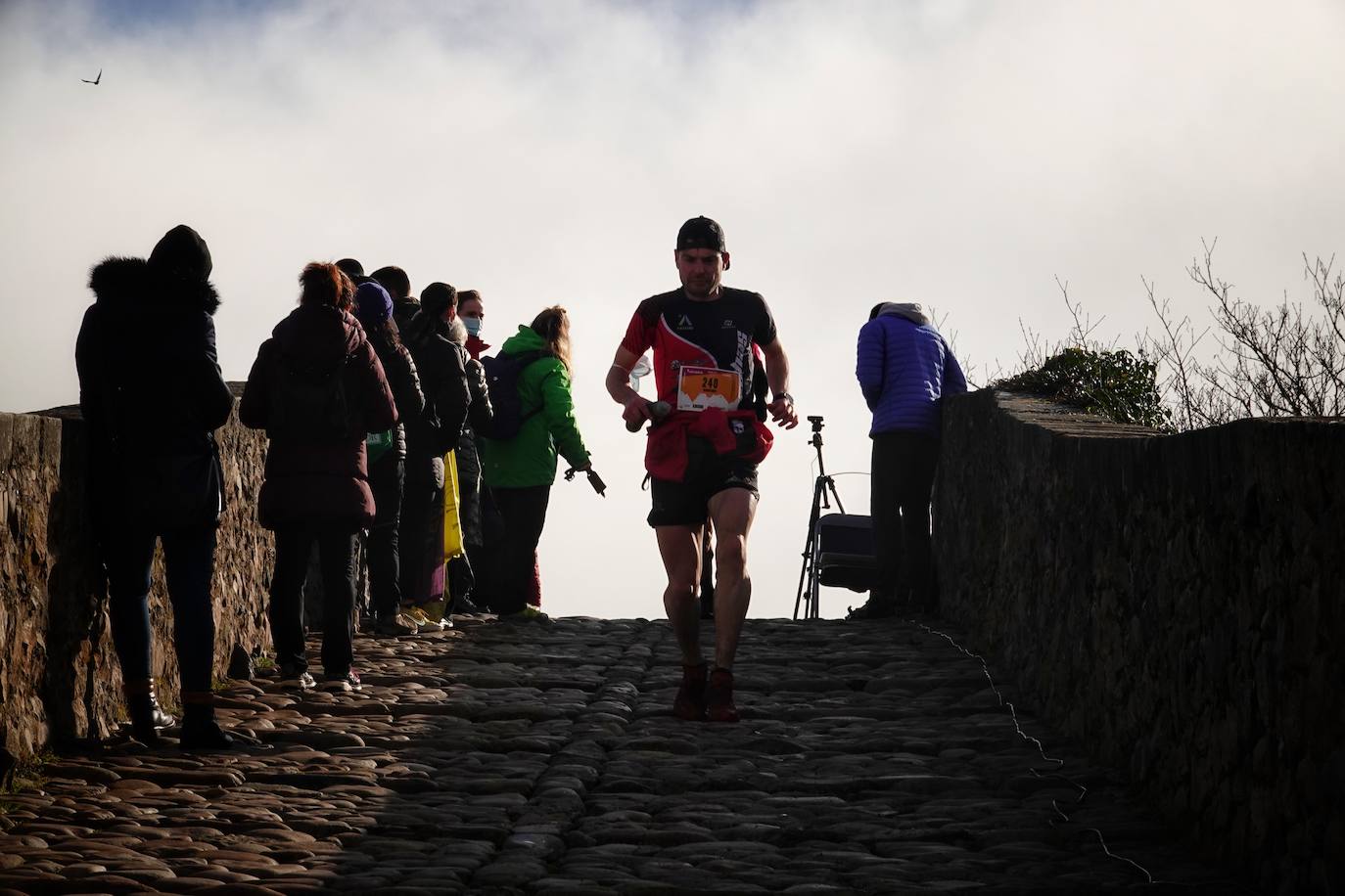 La octava edición del trail Kangas Mountain se ha celebrado este sábado con unas cifras de récord. La primera, la de los participantes. La competición ha contado por primera vez con 1.500 corredores. Pero no es el único hito que se ha superado. Juan José Somohano, ganador de la distancia Original (33 kilómetros), ha parado el crono en 2h46'15''. Somohano repite así en el cajón más alto del podio -ya ganó en la edición de 2020-, acompañado por Wather Becerra (2h45'35'') y Borja Fernández (2h56'09''). El podio femenino de la distancia original lo lideró Belén Pérez Riveiro, con un tiempo de 3h48'46'', seguida de Gabriela Sánchez Cabezas (4h03'2'') y Ana Belén Nogueiro, (4h08'27'')