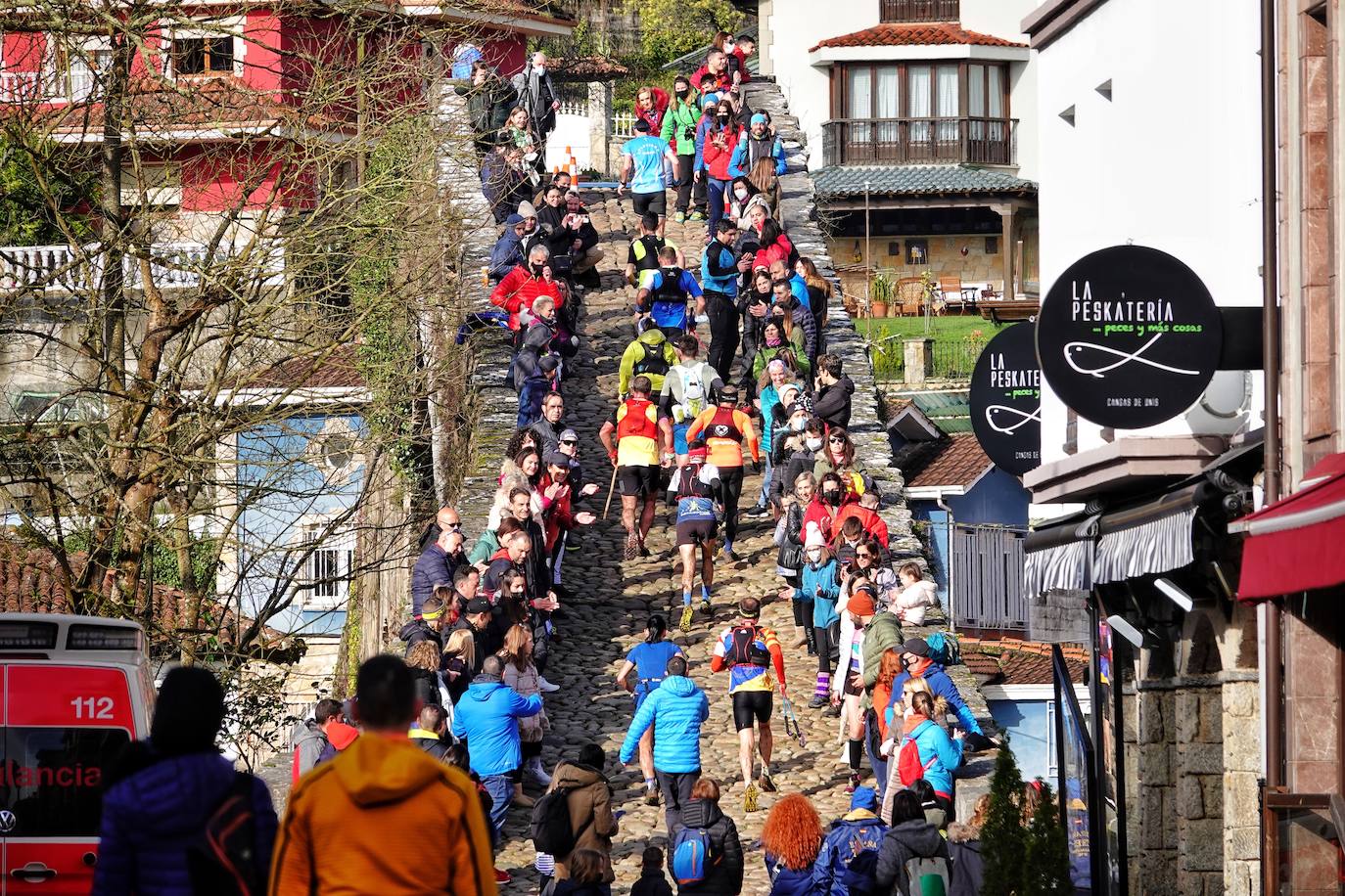 La octava edición del trail Kangas Mountain se ha celebrado este sábado con unas cifras de récord. La primera, la de los participantes. La competición ha contado por primera vez con 1.500 corredores. Pero no es el único hito que se ha superado. Juan José Somohano, ganador de la distancia Original (33 kilómetros), ha parado el crono en 2h46'15''. Somohano repite así en el cajón más alto del podio -ya ganó en la edición de 2020-, acompañado por Wather Becerra (2h45'35'') y Borja Fernández (2h56'09''). El podio femenino de la distancia original lo lideró Belén Pérez Riveiro, con un tiempo de 3h48'46'', seguida de Gabriela Sánchez Cabezas (4h03'2'') y Ana Belén Nogueiro, (4h08'27'')