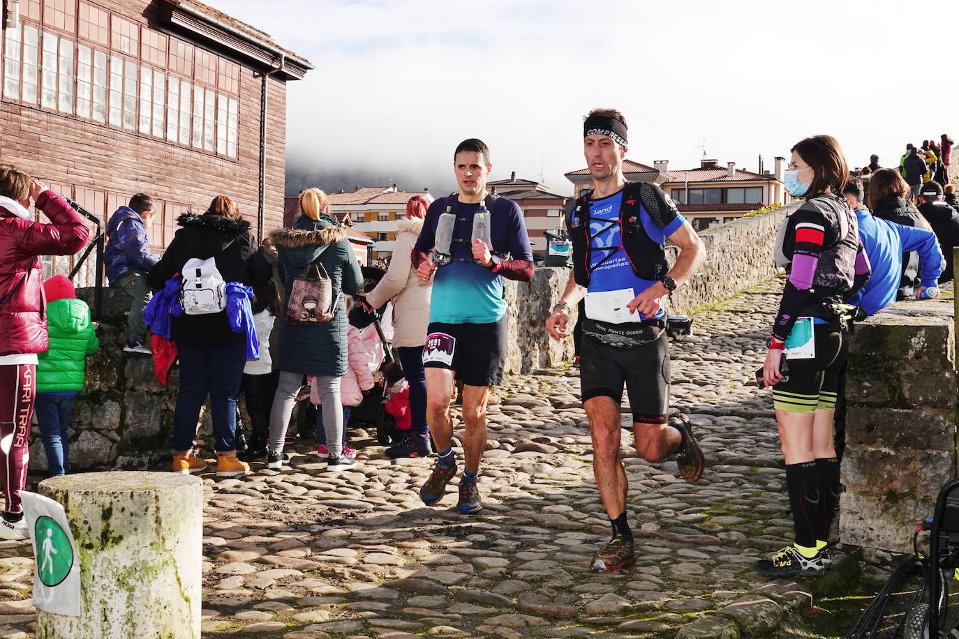 La octava edición del trail Kangas Mountain se ha celebrado este sábado con unas cifras de récord. La primera, la de los participantes. La competición ha contado por primera vez con 1.500 corredores. Pero no es el único hito que se ha superado. Juan José Somohano, ganador de la distancia Original (33 kilómetros), ha parado el crono en 2h46'15''. Somohano repite así en el cajón más alto del podio -ya ganó en la edición de 2020-, acompañado por Wather Becerra (2h45'35'') y Borja Fernández (2h56'09''). El podio femenino de la distancia original lo lideró Belén Pérez Riveiro, con un tiempo de 3h48'46'', seguida de Gabriela Sánchez Cabezas (4h03'2'') y Ana Belén Nogueiro, (4h08'27'')