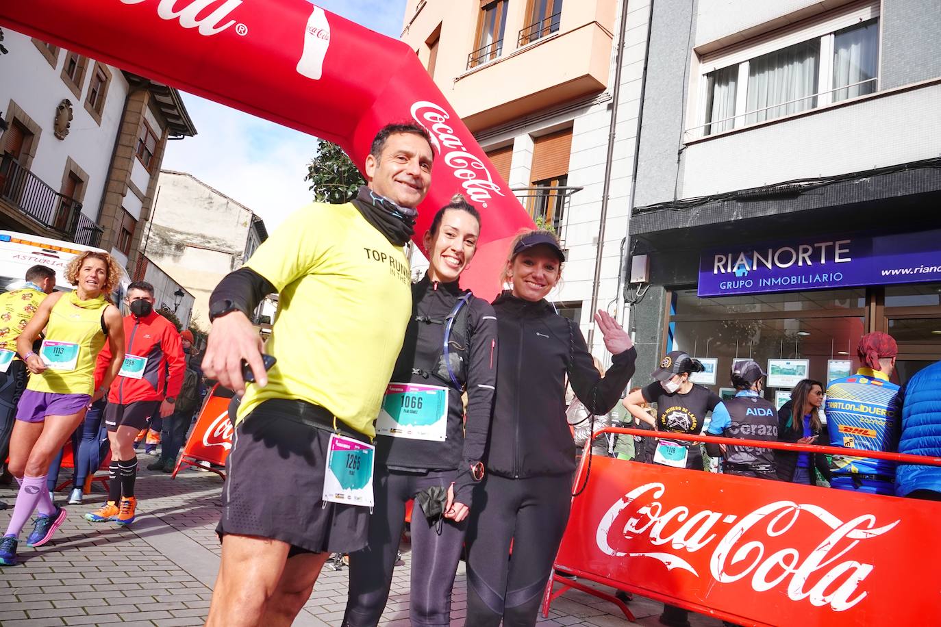 La octava edición del trail Kangas Mountain se ha celebrado este sábado con unas cifras de récord. La primera, la de los participantes. La competición ha contado por primera vez con 1.500 corredores. Pero no es el único hito que se ha superado. Juan José Somohano, ganador de la distancia Original (33 kilómetros), ha parado el crono en 2h46'15''. Somohano repite así en el cajón más alto del podio -ya ganó en la edición de 2020-, acompañado por Wather Becerra (2h45'35'') y Borja Fernández (2h56'09''). El podio femenino de la distancia original lo lideró Belén Pérez Riveiro, con un tiempo de 3h48'46'', seguida de Gabriela Sánchez Cabezas (4h03'2'') y Ana Belén Nogueiro, (4h08'27'')