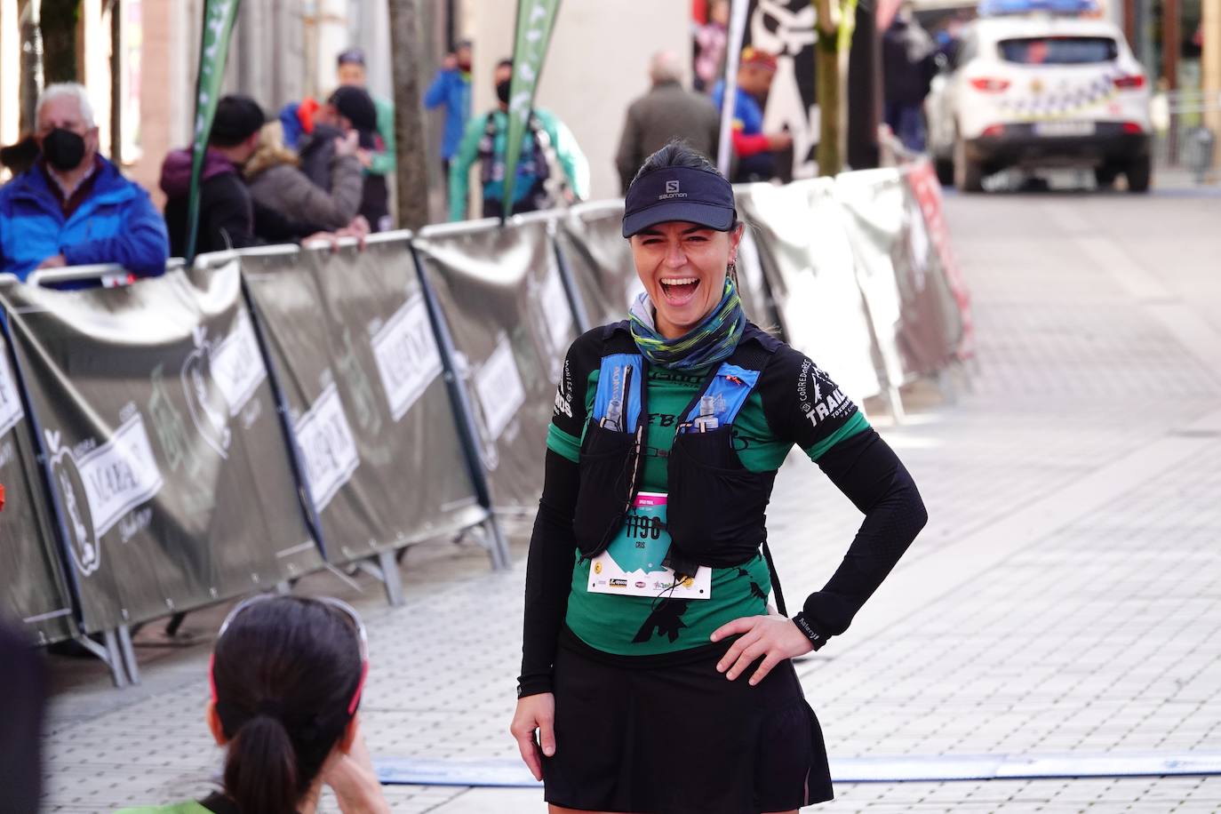 La octava edición del trail Kangas Mountain se ha celebrado este sábado con unas cifras de récord. La primera, la de los participantes. La competición ha contado por primera vez con 1.500 corredores. Pero no es el único hito que se ha superado. Juan José Somohano, ganador de la distancia Original (33 kilómetros), ha parado el crono en 2h46'15''. Somohano repite así en el cajón más alto del podio -ya ganó en la edición de 2020-, acompañado por Wather Becerra (2h45'35'') y Borja Fernández (2h56'09''). El podio femenino de la distancia original lo lideró Belén Pérez Riveiro, con un tiempo de 3h48'46'', seguida de Gabriela Sánchez Cabezas (4h03'2'') y Ana Belén Nogueiro, (4h08'27'')
