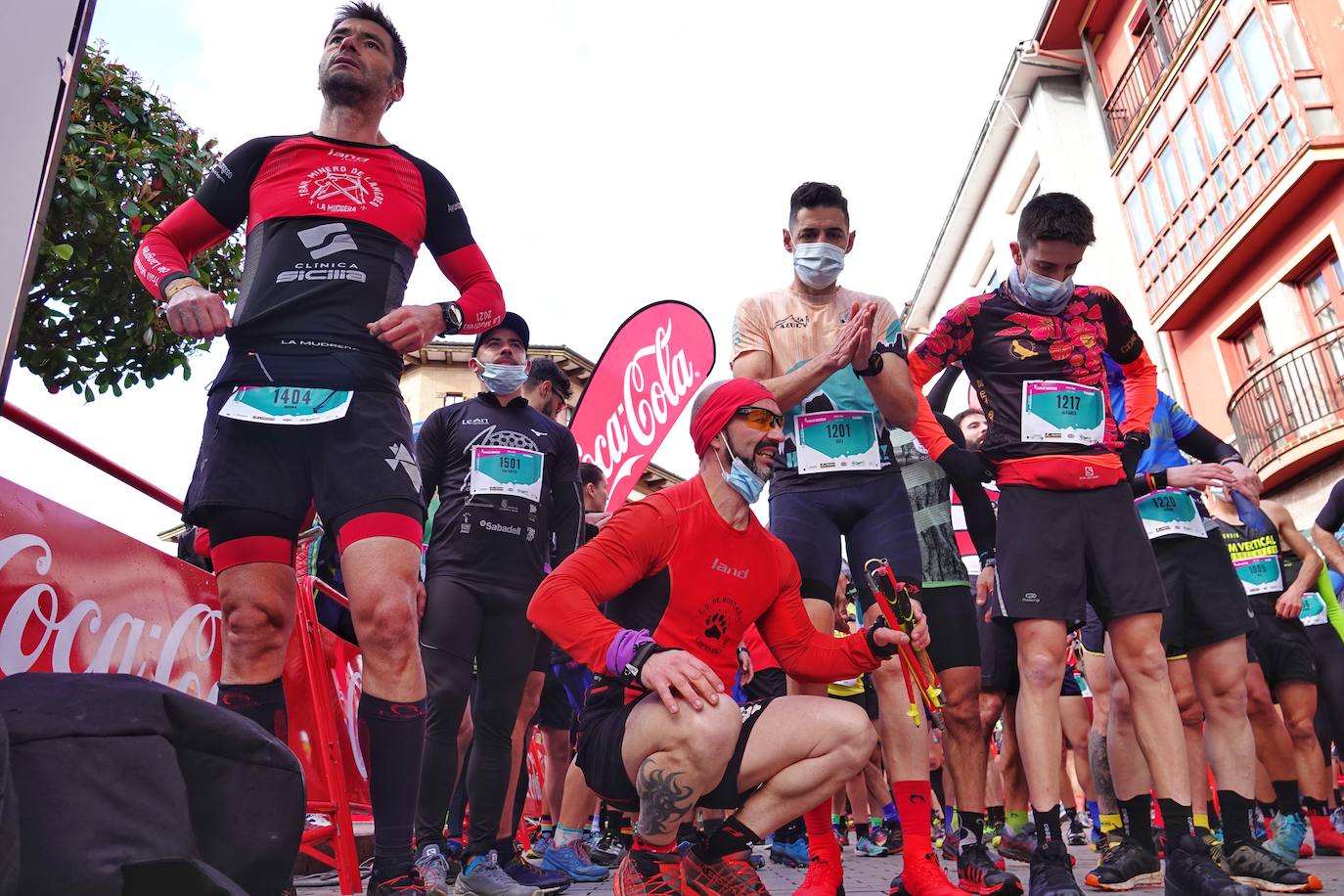 La octava edición del trail Kangas Mountain se ha celebrado este sábado con unas cifras de récord. La primera, la de los participantes. La competición ha contado por primera vez con 1.500 corredores. Pero no es el único hito que se ha superado. Juan José Somohano, ganador de la distancia Original (33 kilómetros), ha parado el crono en 2h46'15''. Somohano repite así en el cajón más alto del podio -ya ganó en la edición de 2020-, acompañado por Wather Becerra (2h45'35'') y Borja Fernández (2h56'09''). El podio femenino de la distancia original lo lideró Belén Pérez Riveiro, con un tiempo de 3h48'46'', seguida de Gabriela Sánchez Cabezas (4h03'2'') y Ana Belén Nogueiro, (4h08'27'')