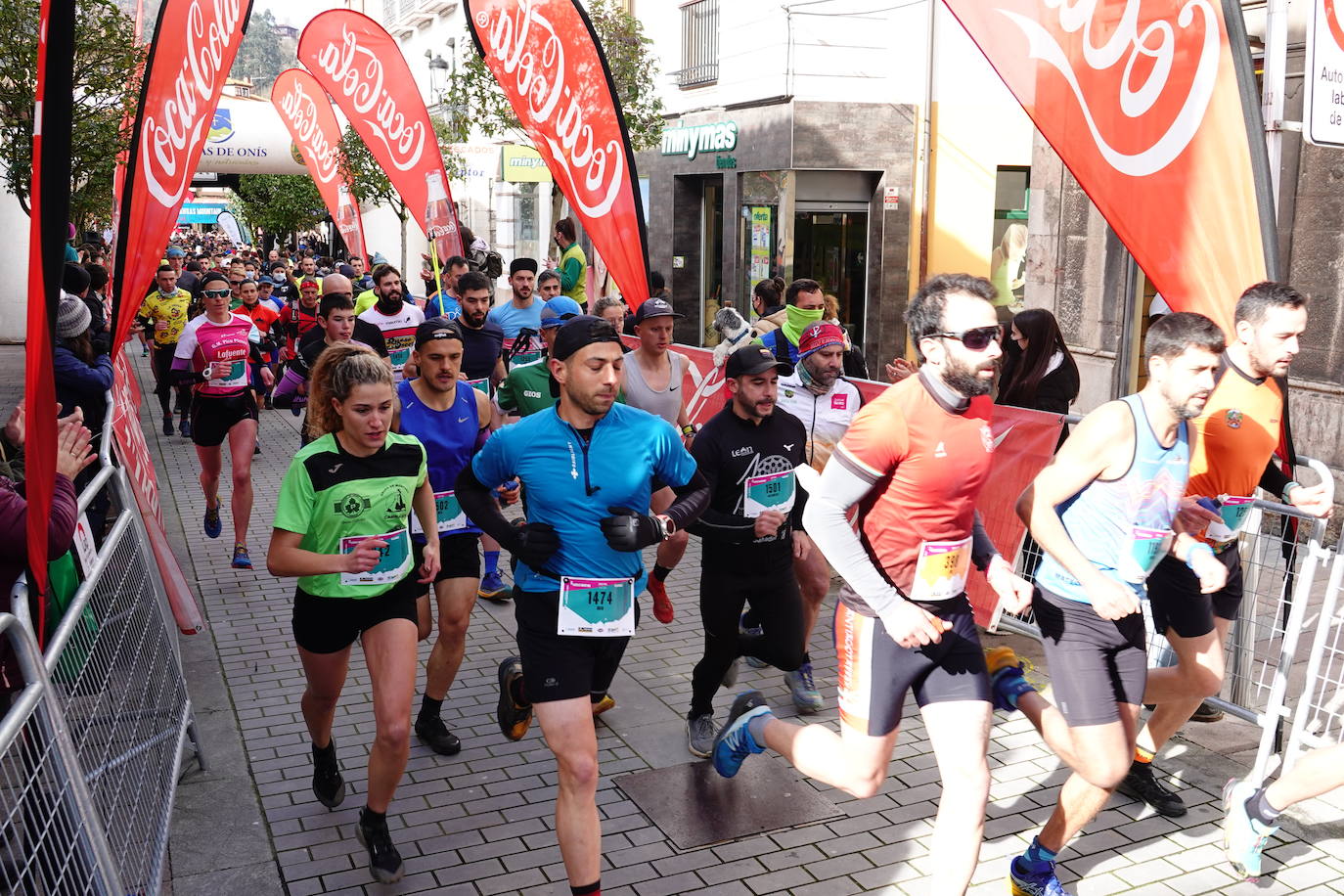 La octava edición del trail Kangas Mountain se ha celebrado este sábado con unas cifras de récord. La primera, la de los participantes. La competición ha contado por primera vez con 1.500 corredores. Pero no es el único hito que se ha superado. Juan José Somohano, ganador de la distancia Original (33 kilómetros), ha parado el crono en 2h46'15''. Somohano repite así en el cajón más alto del podio -ya ganó en la edición de 2020-, acompañado por Wather Becerra (2h45'35'') y Borja Fernández (2h56'09''). El podio femenino de la distancia original lo lideró Belén Pérez Riveiro, con un tiempo de 3h48'46'', seguida de Gabriela Sánchez Cabezas (4h03'2'') y Ana Belén Nogueiro, (4h08'27'')