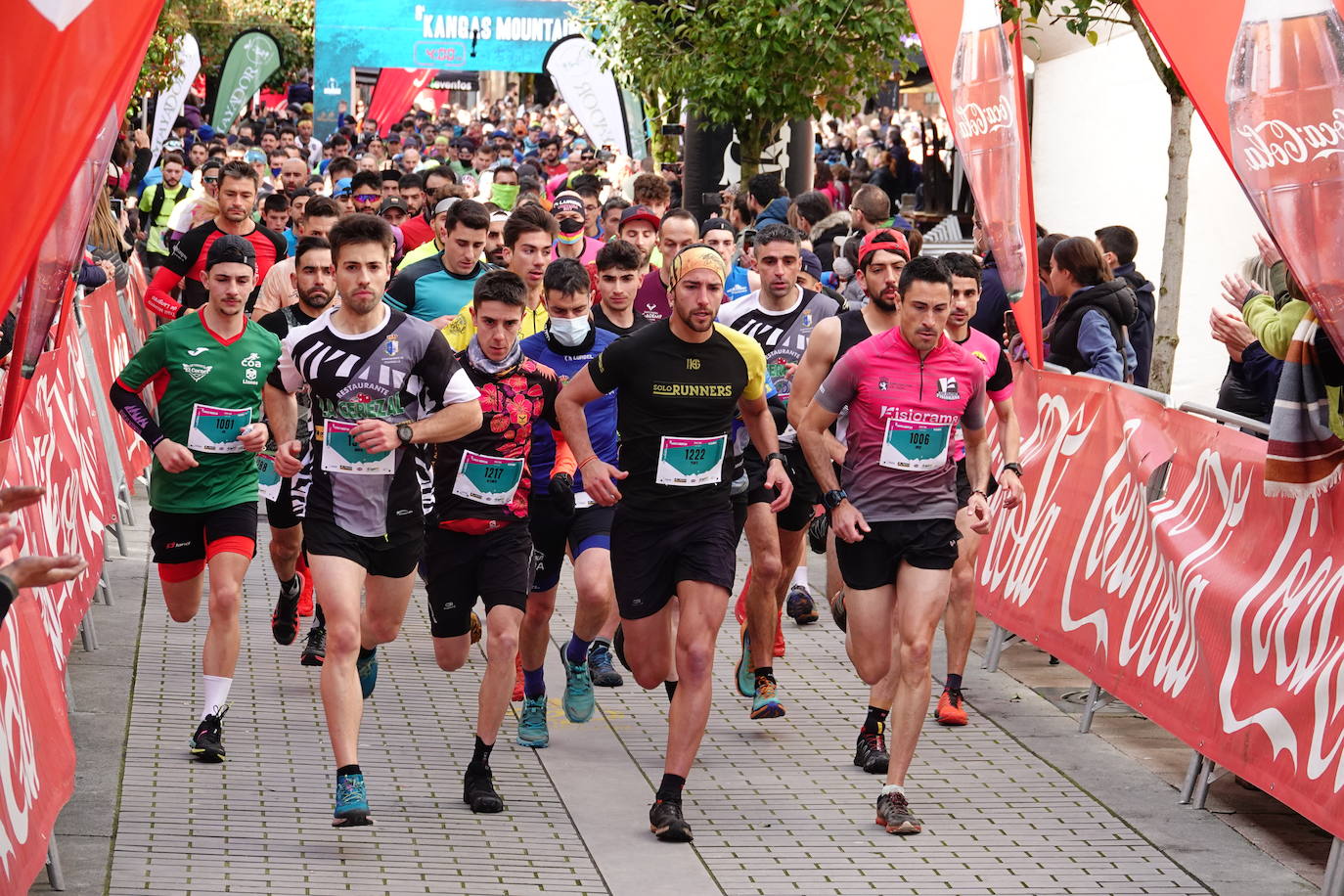 La octava edición del trail Kangas Mountain se ha celebrado este sábado con unas cifras de récord. La primera, la de los participantes. La competición ha contado por primera vez con 1.500 corredores. Pero no es el único hito que se ha superado. Juan José Somohano, ganador de la distancia Original (33 kilómetros), ha parado el crono en 2h46'15''. Somohano repite así en el cajón más alto del podio -ya ganó en la edición de 2020-, acompañado por Wather Becerra (2h45'35'') y Borja Fernández (2h56'09''). El podio femenino de la distancia original lo lideró Belén Pérez Riveiro, con un tiempo de 3h48'46'', seguida de Gabriela Sánchez Cabezas (4h03'2'') y Ana Belén Nogueiro, (4h08'27'')