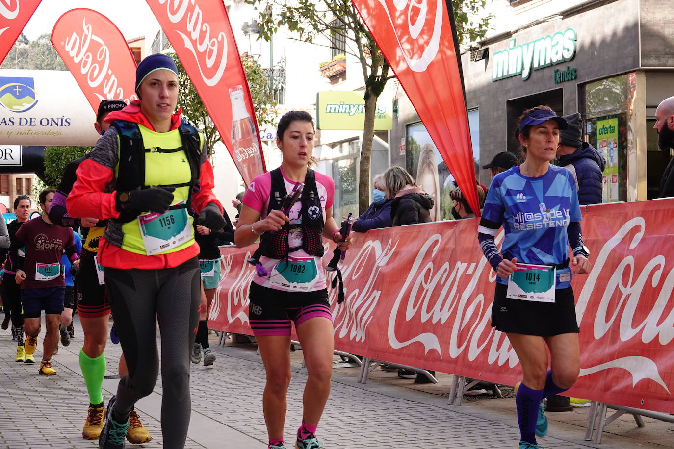 La octava edición del trail Kangas Mountain se ha celebrado este sábado con unas cifras de récord. La primera, la de los participantes. La competición ha contado por primera vez con 1.500 corredores. Pero no es el único hito que se ha superado. Juan José Somohano, ganador de la distancia Original (33 kilómetros), ha parado el crono en 2h46'15''. Somohano repite así en el cajón más alto del podio -ya ganó en la edición de 2020-, acompañado por Wather Becerra (2h45'35'') y Borja Fernández (2h56'09''). El podio femenino de la distancia original lo lideró Belén Pérez Riveiro, con un tiempo de 3h48'46'', seguida de Gabriela Sánchez Cabezas (4h03'2'') y Ana Belén Nogueiro, (4h08'27'')