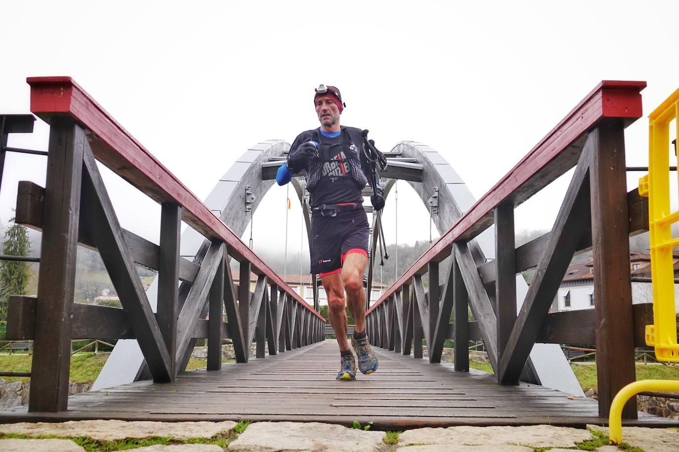 La octava edición del trail Kangas Mountain se ha celebrado este sábado con unas cifras de récord. La primera, la de los participantes. La competición ha contado por primera vez con 1.500 corredores. Pero no es el único hito que se ha superado. Juan José Somohano, ganador de la distancia Original (33 kilómetros), ha parado el crono en 2h46'15''. Somohano repite así en el cajón más alto del podio -ya ganó en la edición de 2020-, acompañado por Wather Becerra (2h45'35'') y Borja Fernández (2h56'09''). El podio femenino de la distancia original lo lideró Belén Pérez Riveiro, con un tiempo de 3h48'46'', seguida de Gabriela Sánchez Cabezas (4h03'2'') y Ana Belén Nogueiro, (4h08'27'')