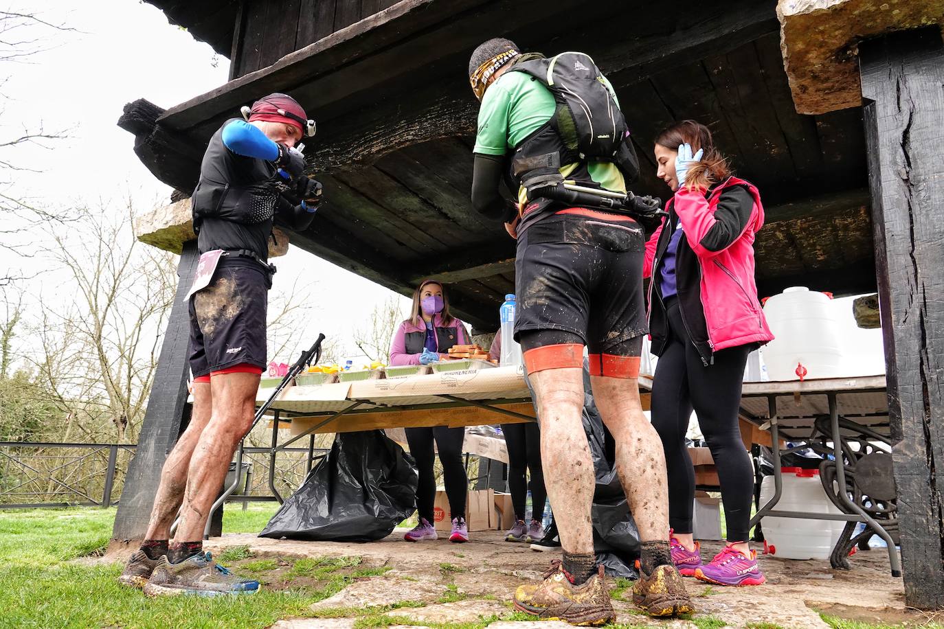 La octava edición del trail Kangas Mountain se ha celebrado este sábado con unas cifras de récord. La primera, la de los participantes. La competición ha contado por primera vez con 1.500 corredores. Pero no es el único hito que se ha superado. Juan José Somohano, ganador de la distancia Original (33 kilómetros), ha parado el crono en 2h46'15''. Somohano repite así en el cajón más alto del podio -ya ganó en la edición de 2020-, acompañado por Wather Becerra (2h45'35'') y Borja Fernández (2h56'09''). El podio femenino de la distancia original lo lideró Belén Pérez Riveiro, con un tiempo de 3h48'46'', seguida de Gabriela Sánchez Cabezas (4h03'2'') y Ana Belén Nogueiro, (4h08'27'')
